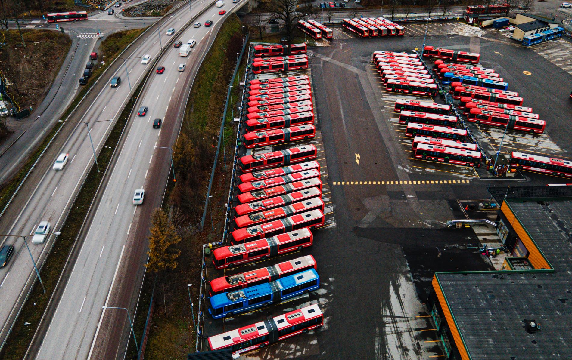 Totalt satsar man 2,5 miljarder på kollektivtrafiken. Bilden från SL:s bussdepå i Stockholm.