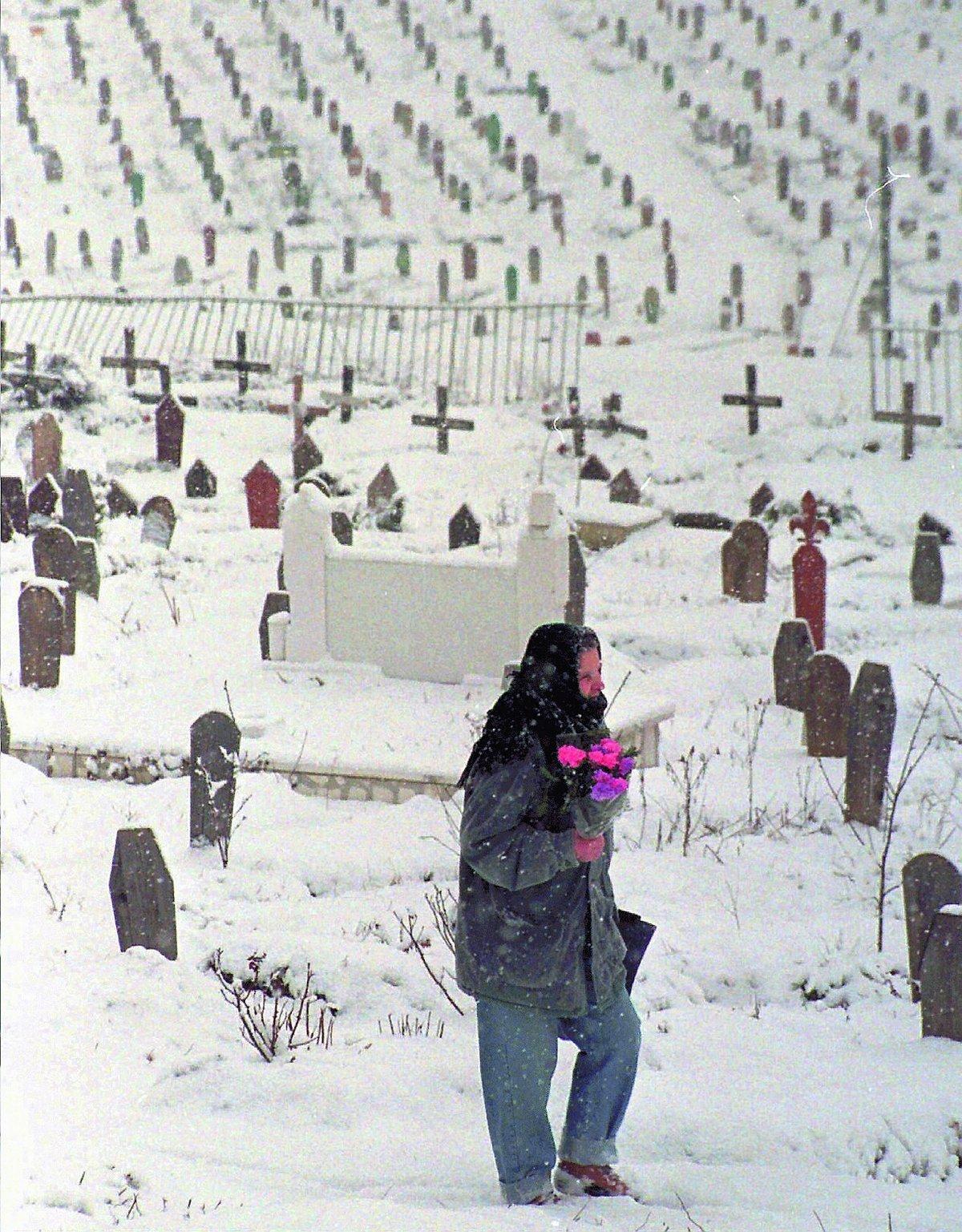 Många miste livet Över 200 000 personer befaras ha fått sätta livet till i kriget i Bosnien mellan åren 1992 och 1995. En del av dem ligger begravda här på Lejonkyrkogården i Sarajevo.