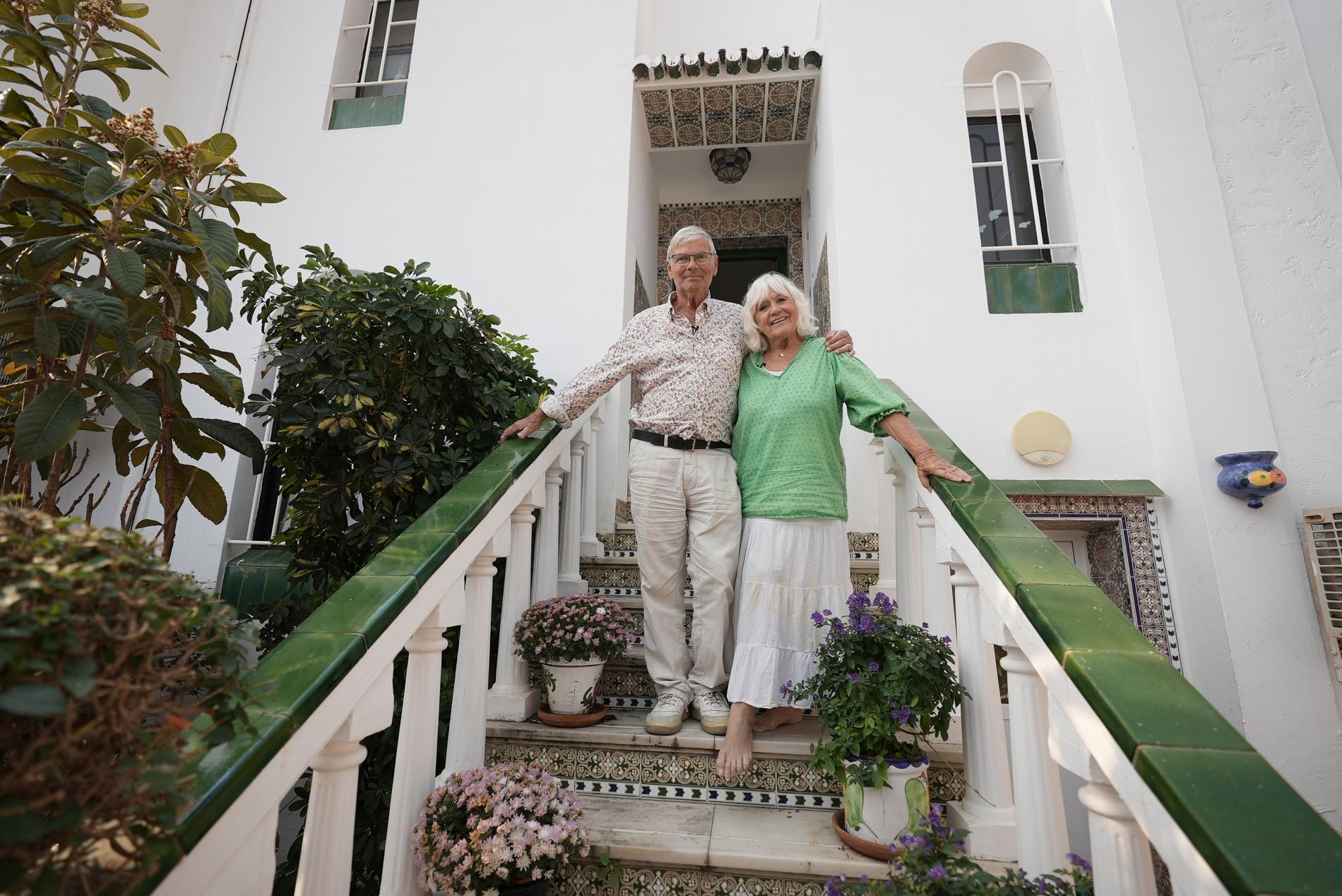 Hans Wahlgren och Christina Schollin utanför ”Casa Angel”