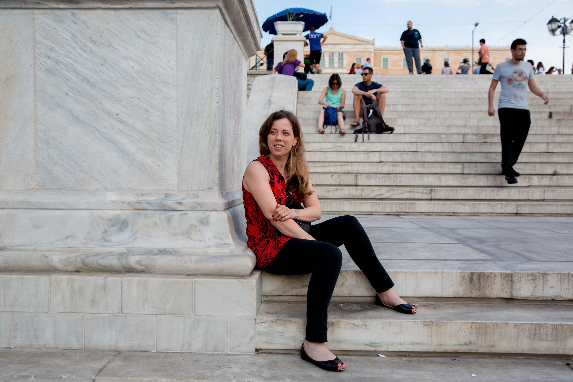 När vi träffar Maria Kaderaki, 32, på Syntagmatorget har premiärminister Tsipras precis avslöjat att folkomröstningen på söndag inte ställs in. Maria Kaderaki blundar inte för krisen, men hon tycker att Trojkans krav är för högt ställda.
– Grekland har skulder och vi vill betala tillbaka. Men vi behöver mer tid, säger hon.
