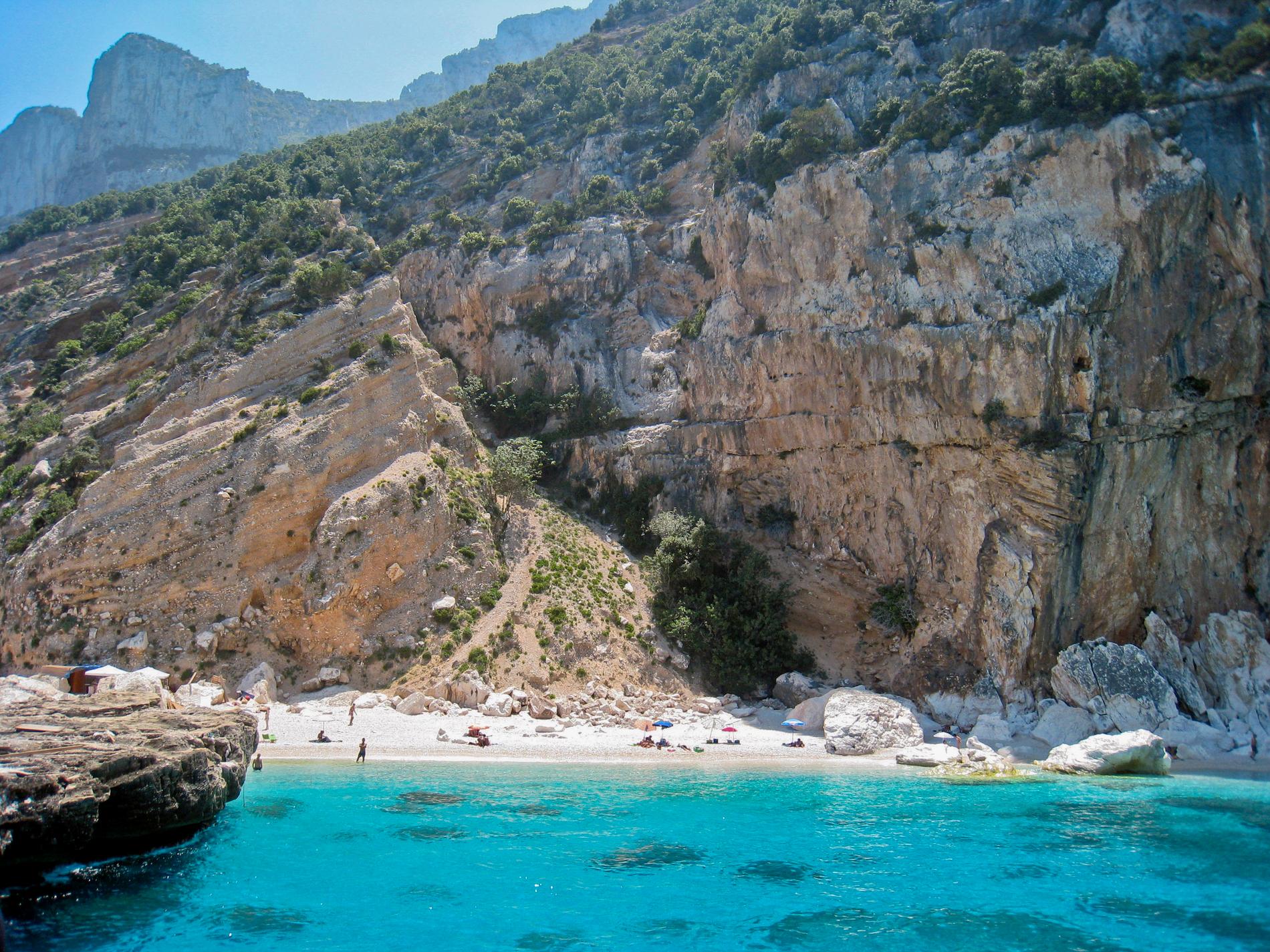 Cala Mariolu, en av Sardiniens vita sandstränder. Arkivbild.