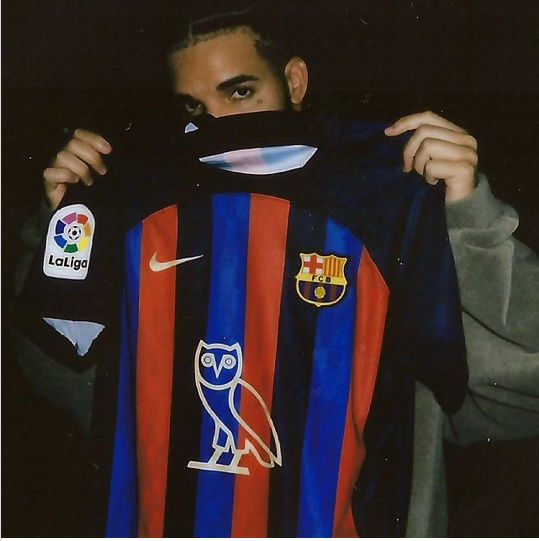 Det senaste exemplet på Drake-förbannelsen. I oktober i år frontade han Barcelonas tröja i El Clasicot mot Real Madrid.