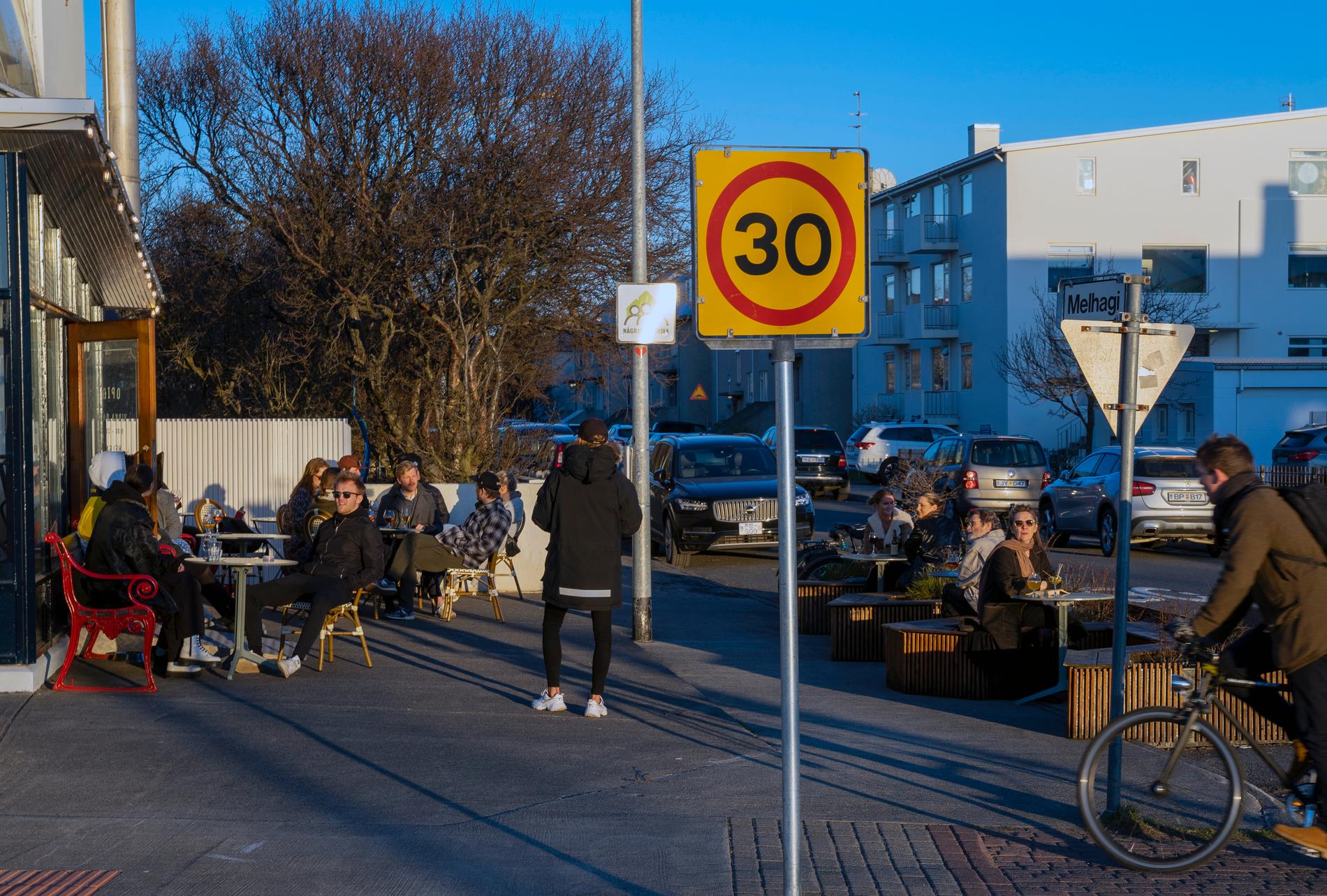 Restaurangbesökare i Reykjavik. Bilden är från april i år. Arkivbild.