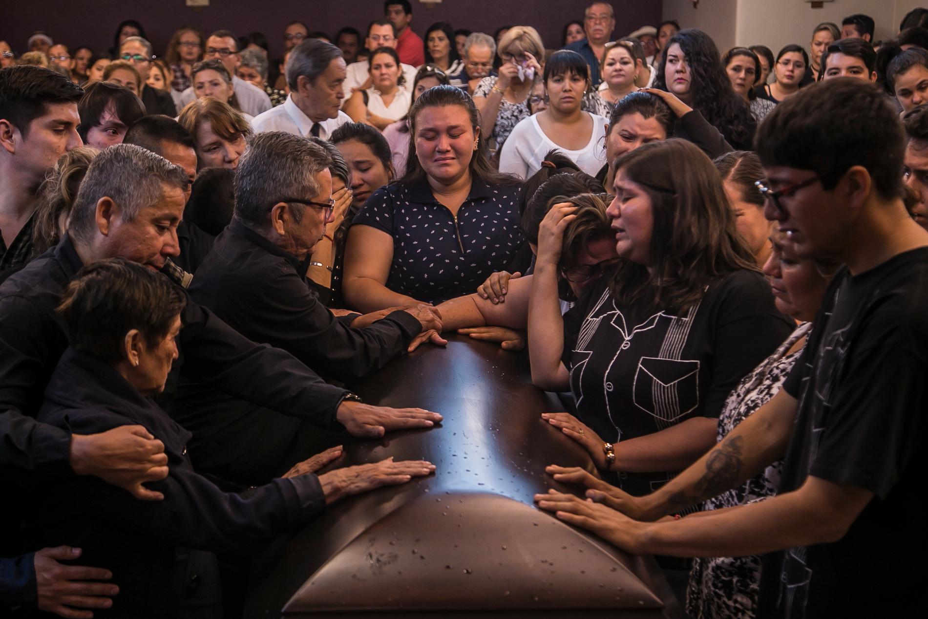 Närstående vid begravningen av reportern Javier Valdez i maj 2017.