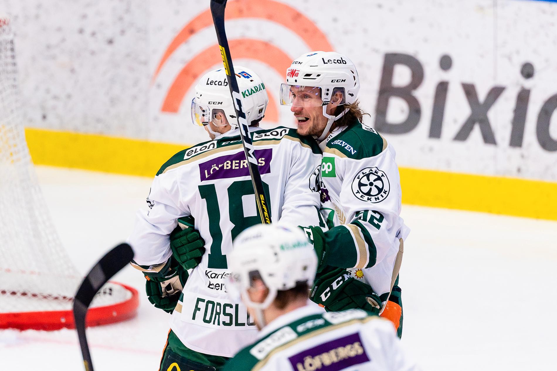 Jesper Olofsson jublar efter ett av sina mål.