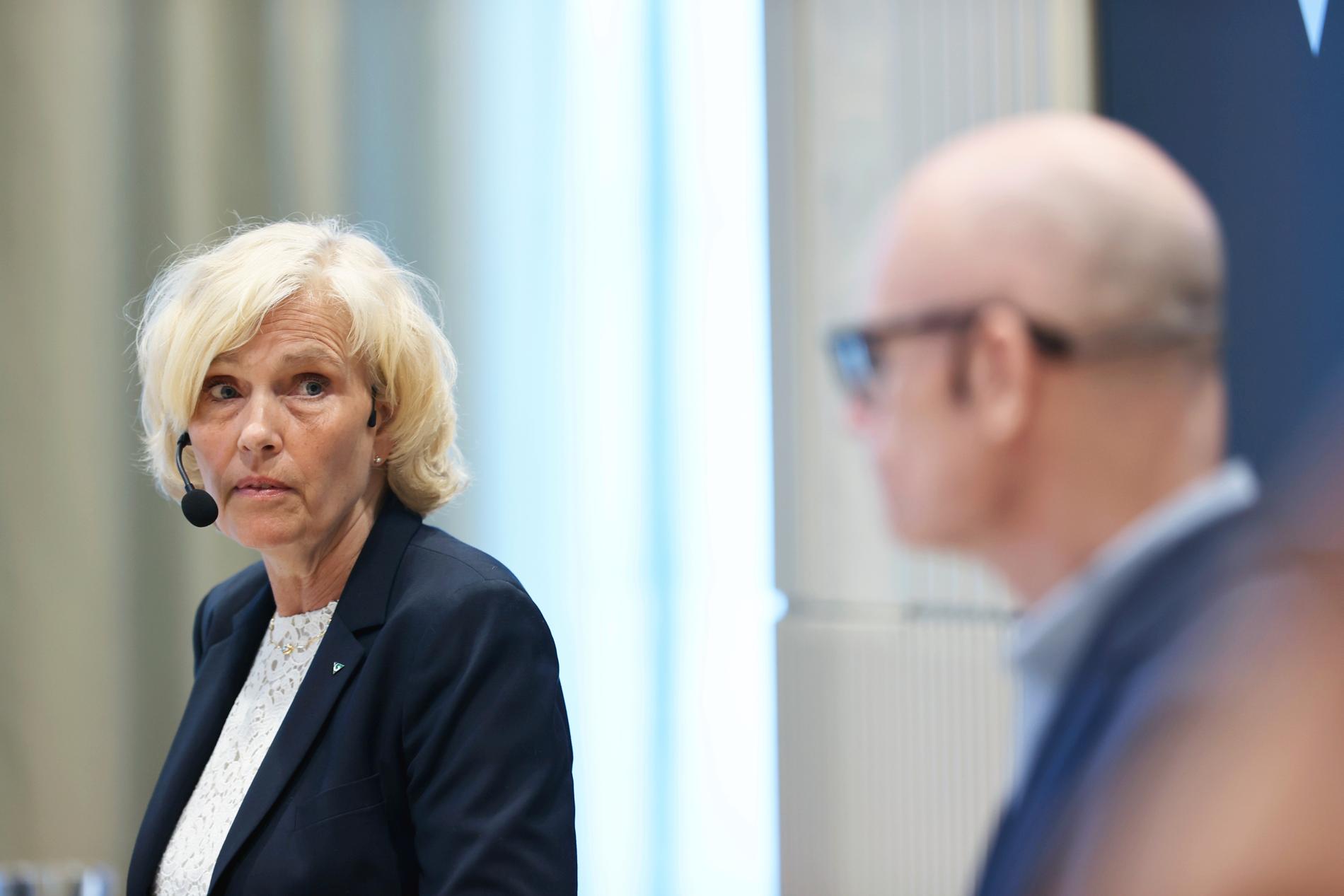 Ann Söderström, hälso- och sjukhusdirektör i Västra Götalandsregionen, och Thomas Wahlberg, chef för smittskyddet, under regionens pressträff på torsdagen.