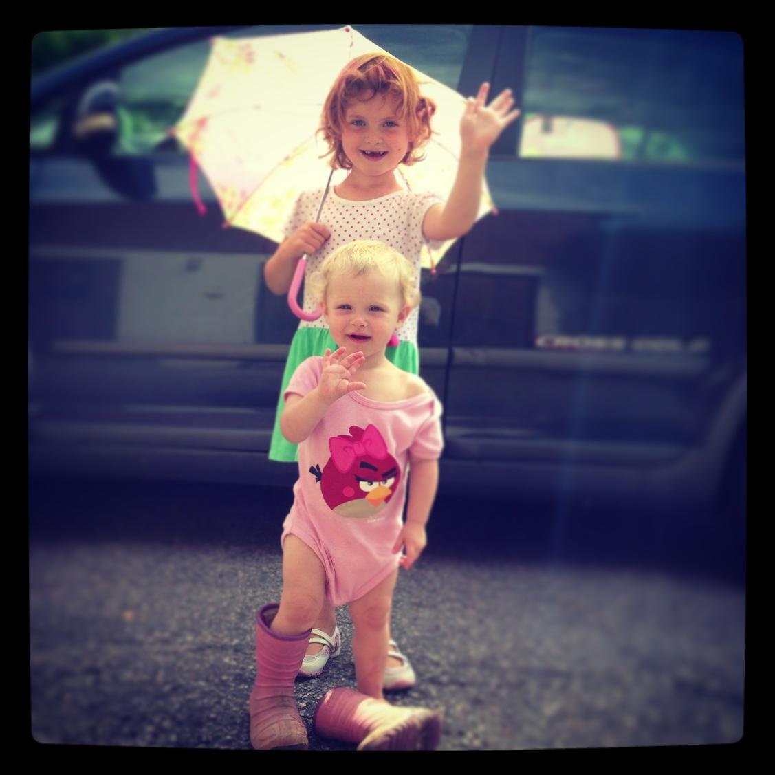 Mina fina döttrar i solskensregn.