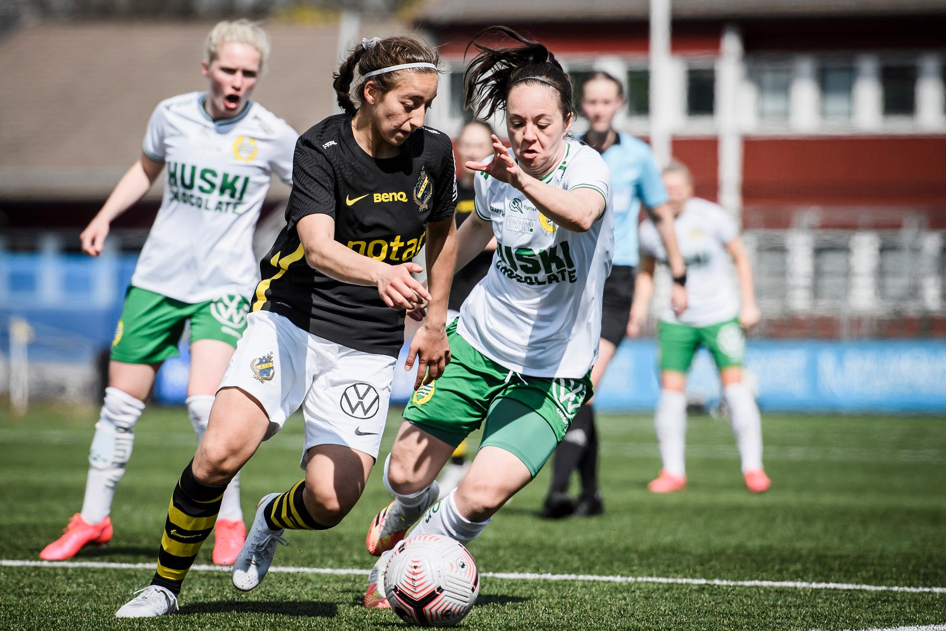 June Pedersen i ett derby mot AIK.