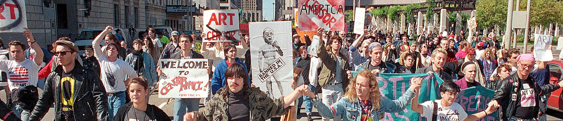 Demonstration i Cincinnati 1990 till stöd för stadens moderna museum som ställts inför rätta efter att visat Robert Mapplethorpes fotografier.