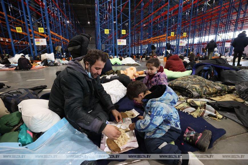 Uppemot 1 500 migranter befinner sig i lagerlokalen en halvtimmes promenad från gränsen. Fotot föreställer inte Rebaz familj.