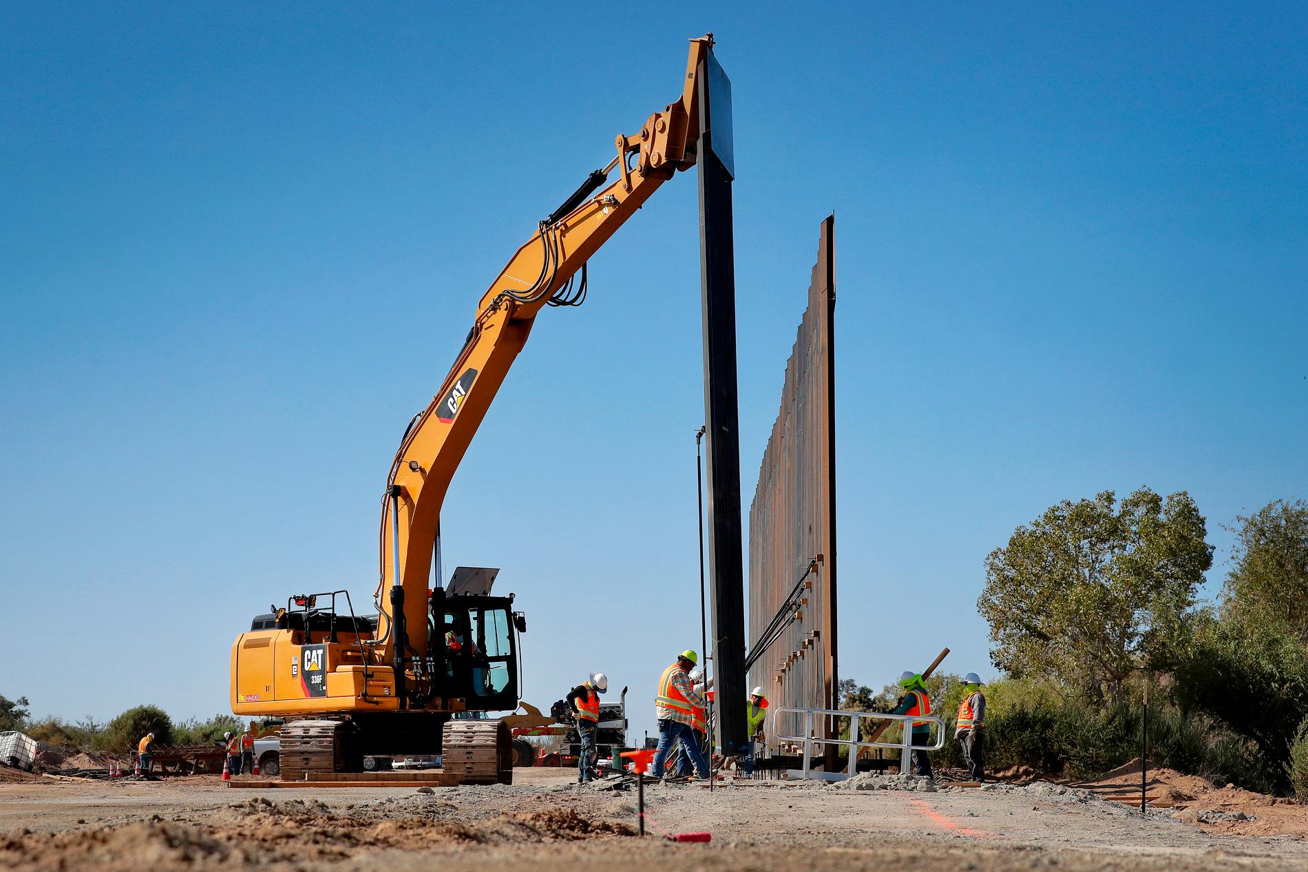 Att få ned antalet människor som söker sig till USA via landets södra gräns är en profilfråga för Donald Trump. Bild från ett barriärbygge i Arizona.
