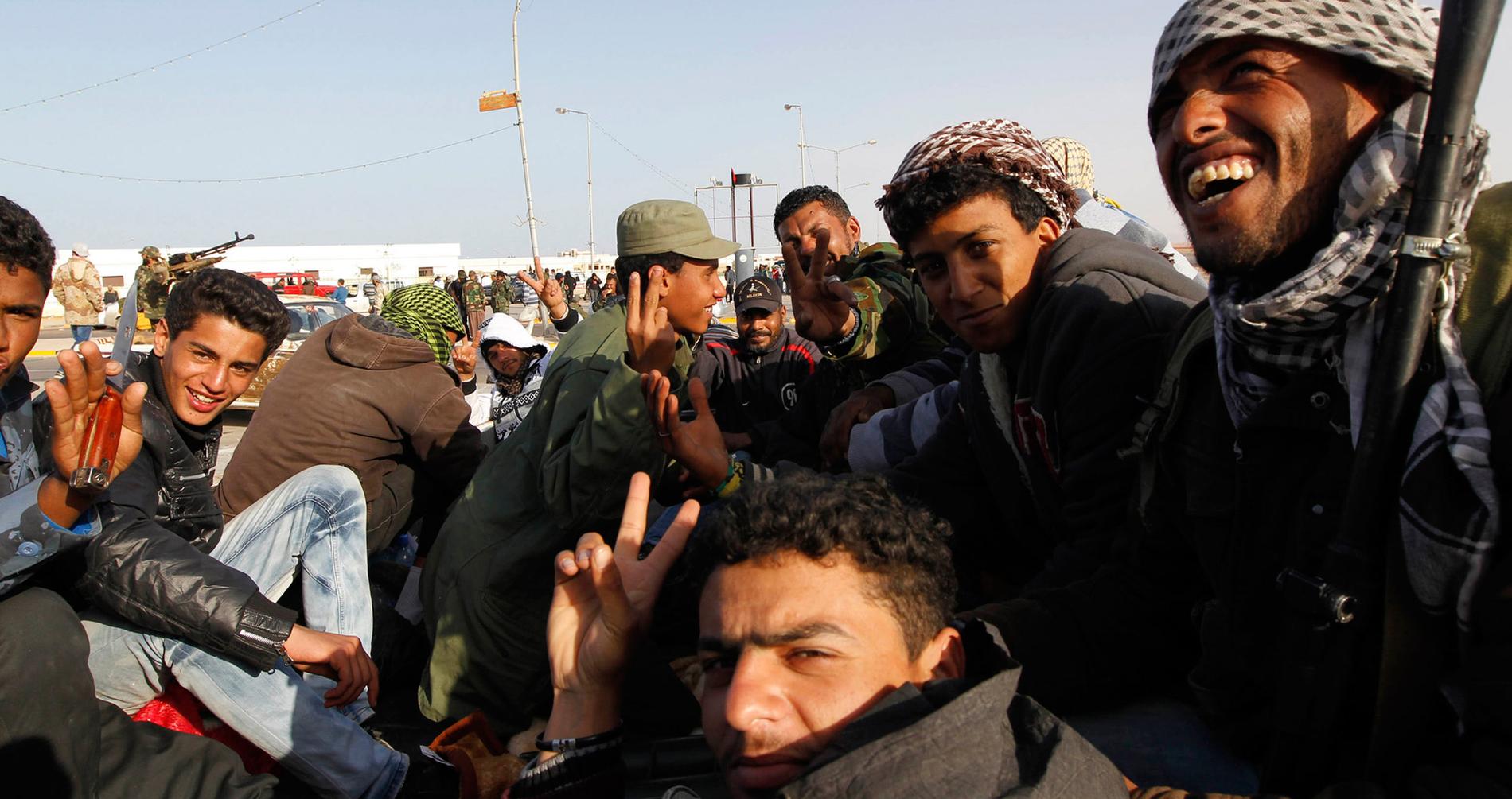 Jublar Folket jublar på söndagen efter att Gaddafis styrkor flytt Ajdabiya i östra Libyen.