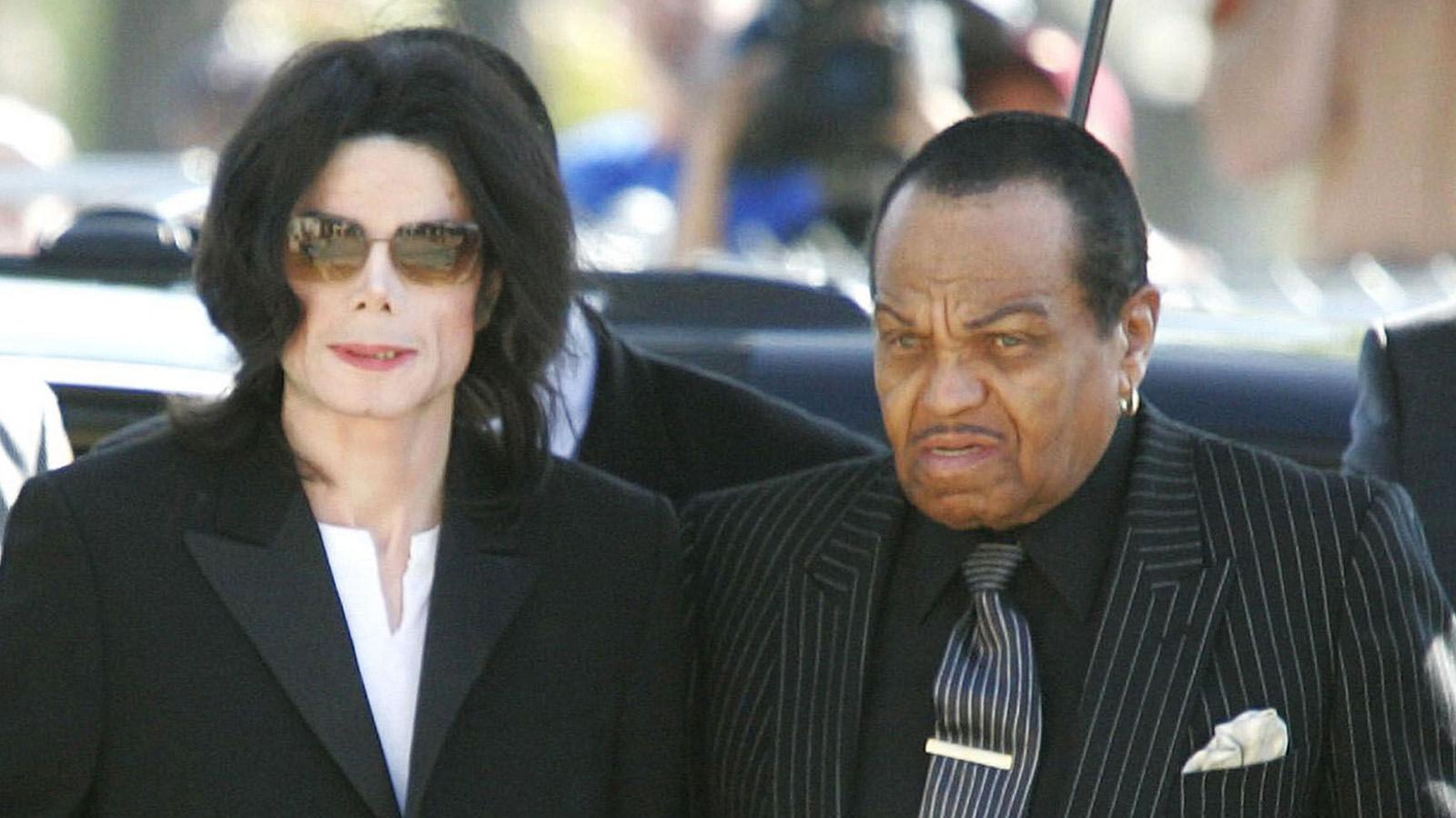 Michael Jackson med pappa Joe 2005.