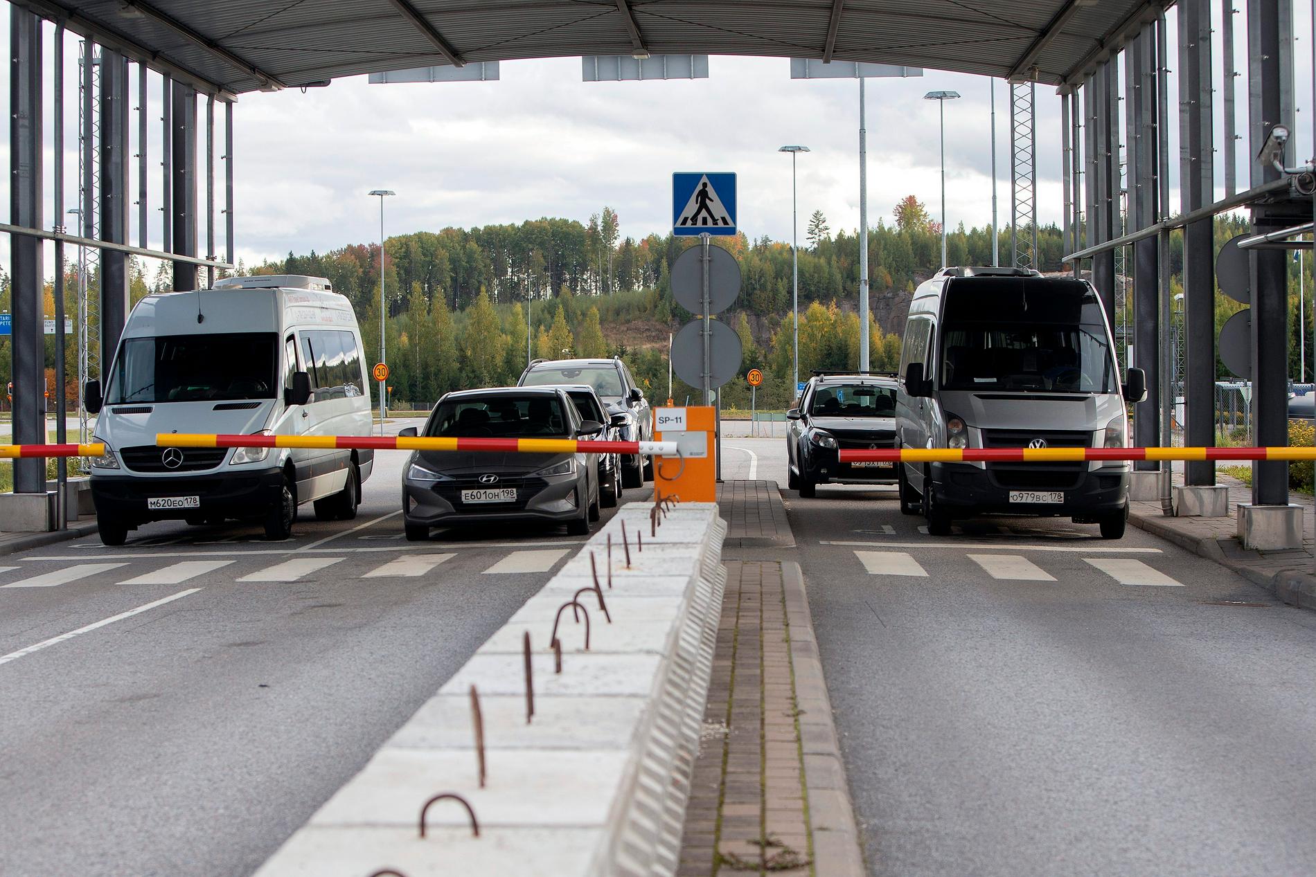 Bilar köar vid gränsen mellan Finland och Ryssland.