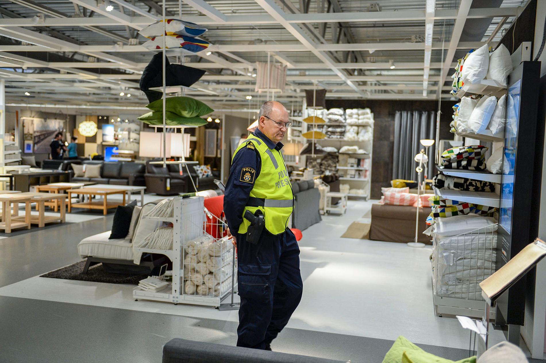Polisen fanns på plats när Ikea i Västerås öppnade igen på onsdagen. Varuhuset hölls stängt under tisdagen efter måndagens dubbelmord.