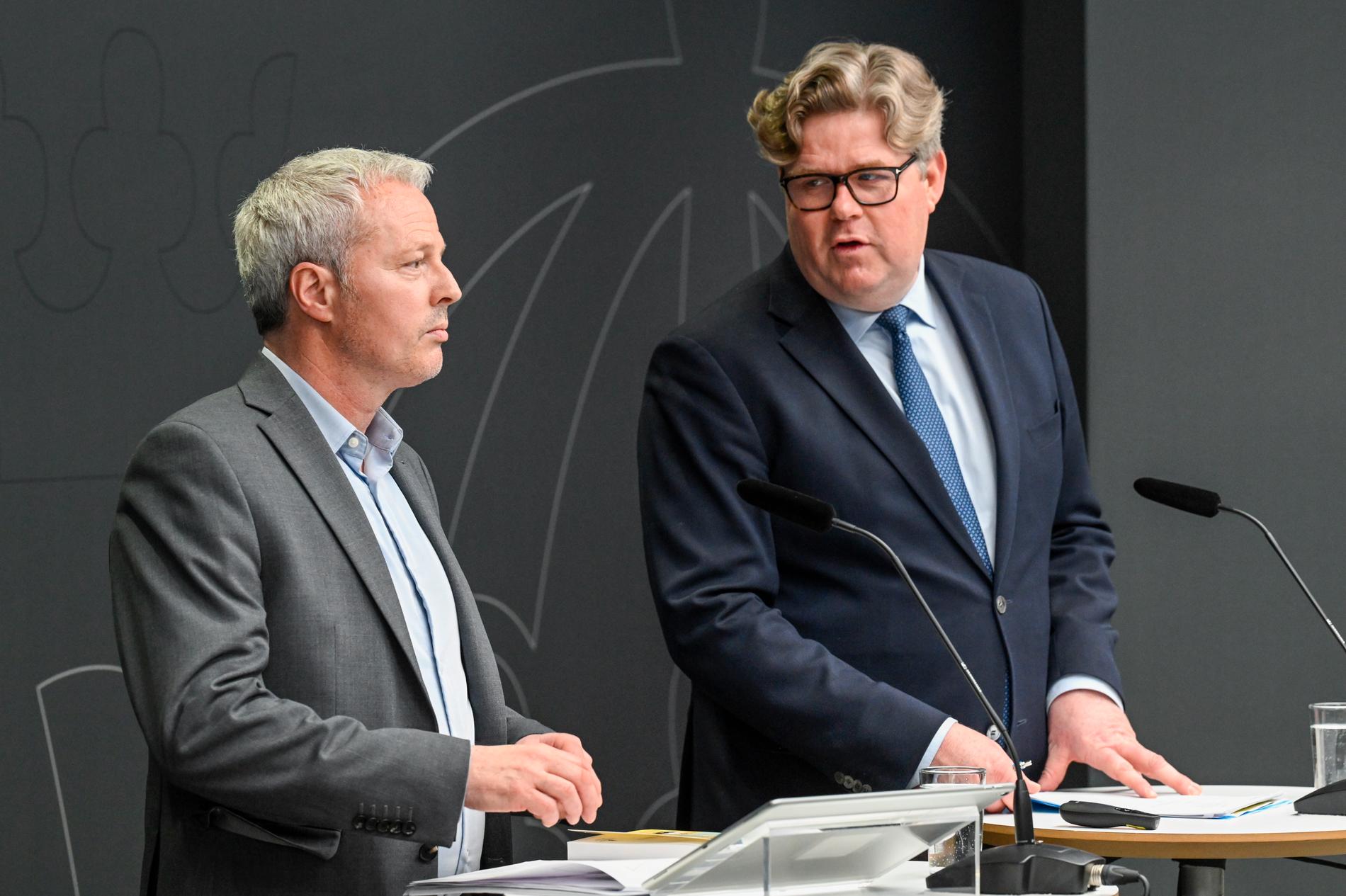 Den särskilda utredaren Peder Liljeqvist och justitieminister Gunnar Strömmer (M) vid måndagens pressträff om kamerabevakning.