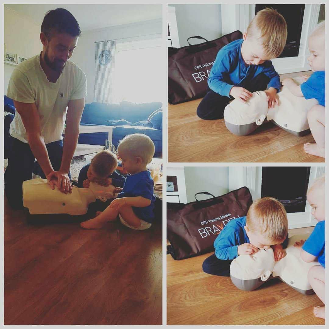 Jimmy lär även sina barn att göra hjärt-lungräddning, HLR. 