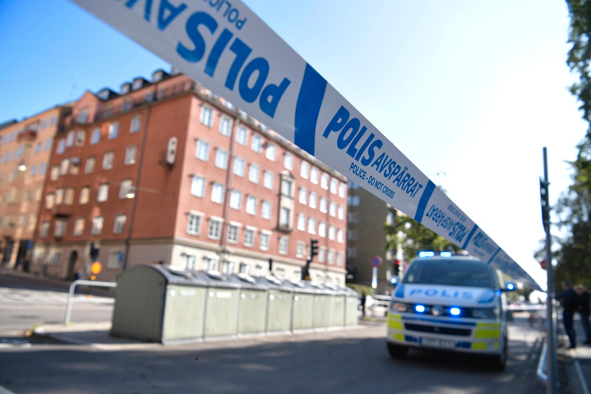 Polisavspärrningar på Norr Mälarstrand på Kungsholmen i Stockholm, i samband med mordförsöket på advokaten 2019. Arkivbild.
