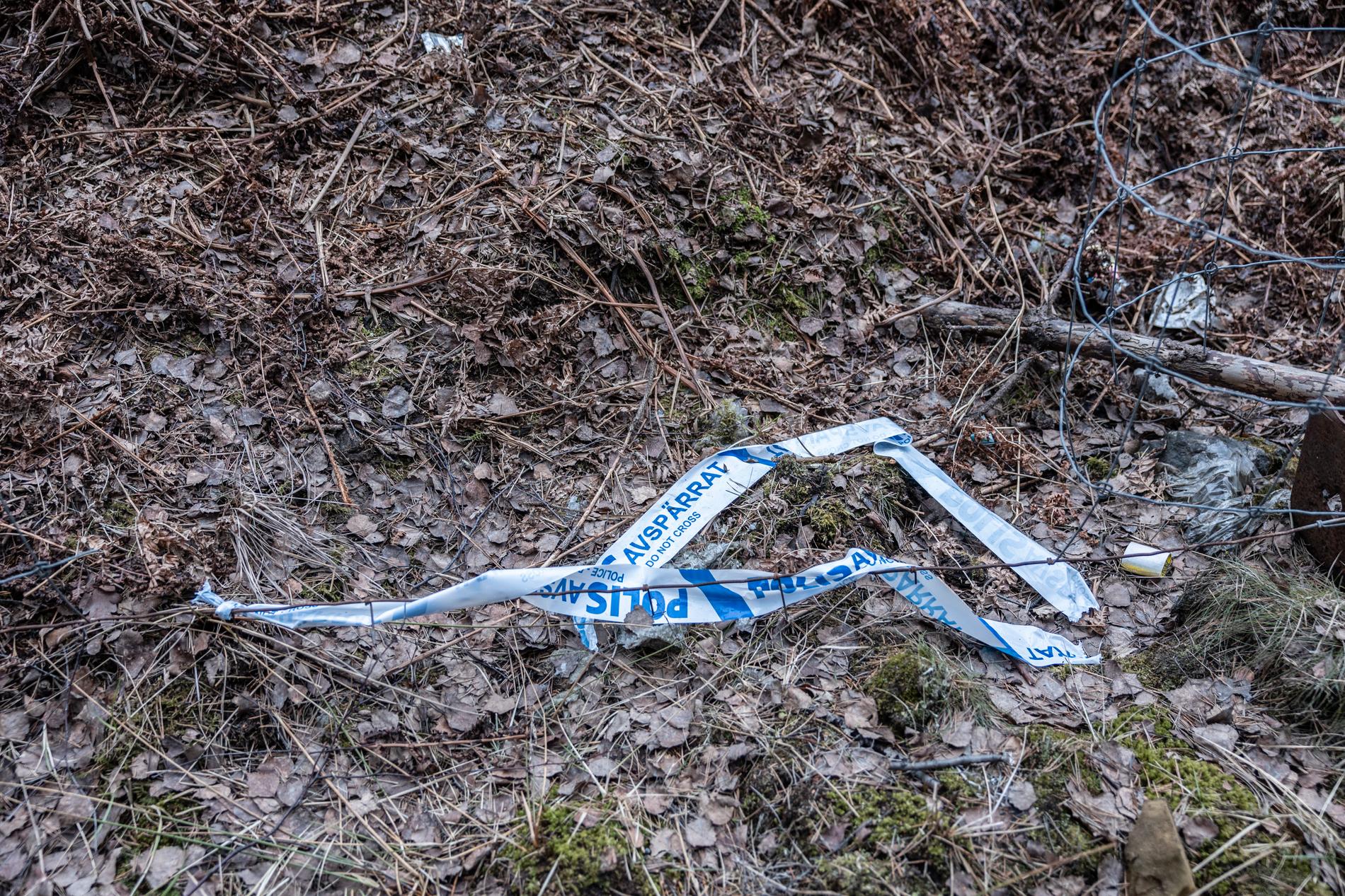 Polisband i skogen där mannen hittades död i en väska.