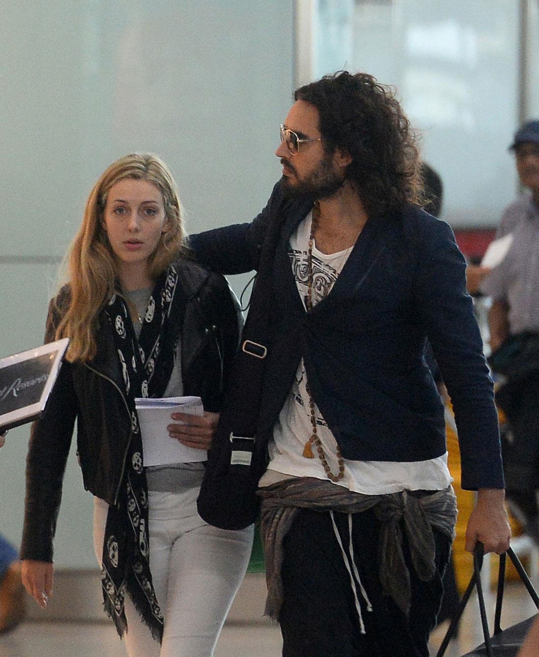 Russell Brand och Laura Gallacher på flygplatsen i London i höstas.