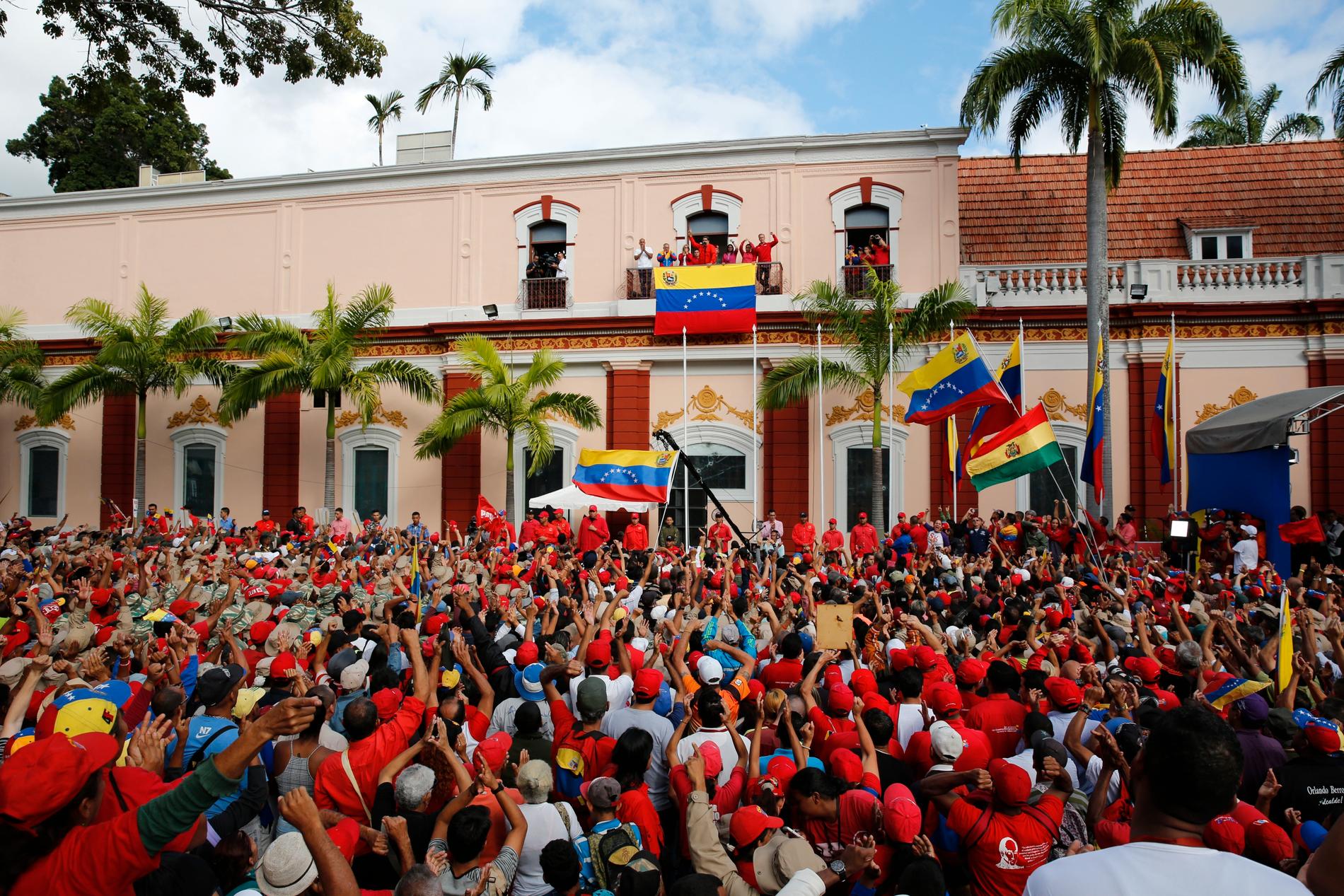 Nicolás Maduro talar till anhängare från en balkong i sitt palats.