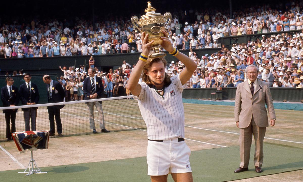 Björn Borg höjer bucklan efter sin första Wimbledonseger 1976.