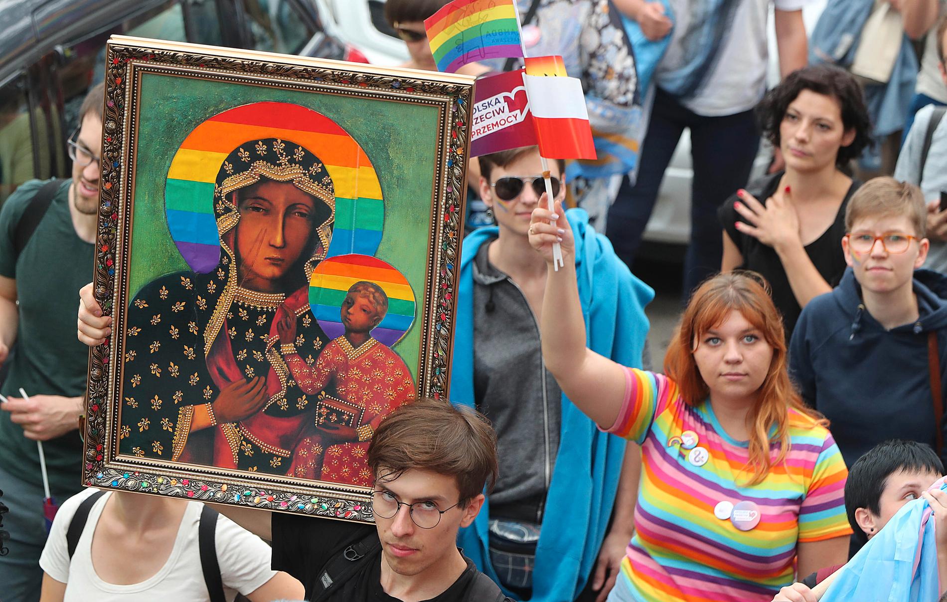 Den 10 augusti hölls den första prideparaden i Plock i centrala Polen. Aktivister höll då upp den omtvistade bilden på den svarta Madonnan – iklädd en regnbågsgloria.