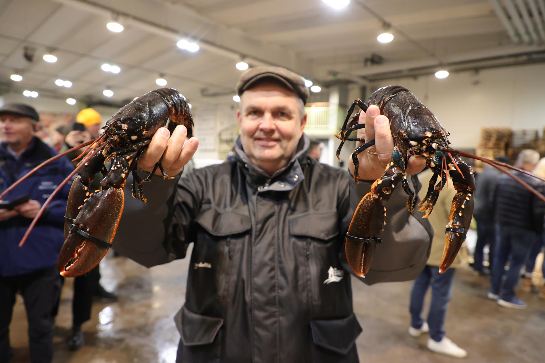 Christer Larsson från Sweden Seafood köpte säsongens första humrar. Två stycken på 1,1 kg för 77 000 kronor.