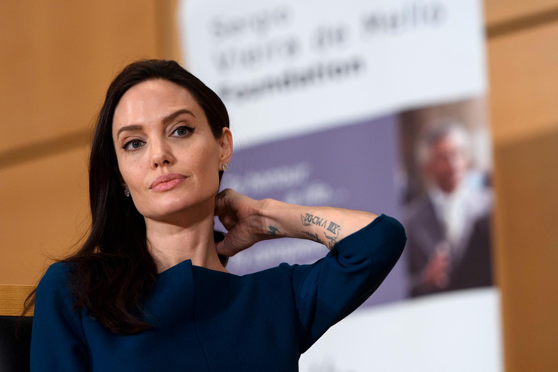 Angelina Jolie hjälper barn i tredje världen, jobbar för FN och för de fattiga. Ändå möts hon bara av förakt.