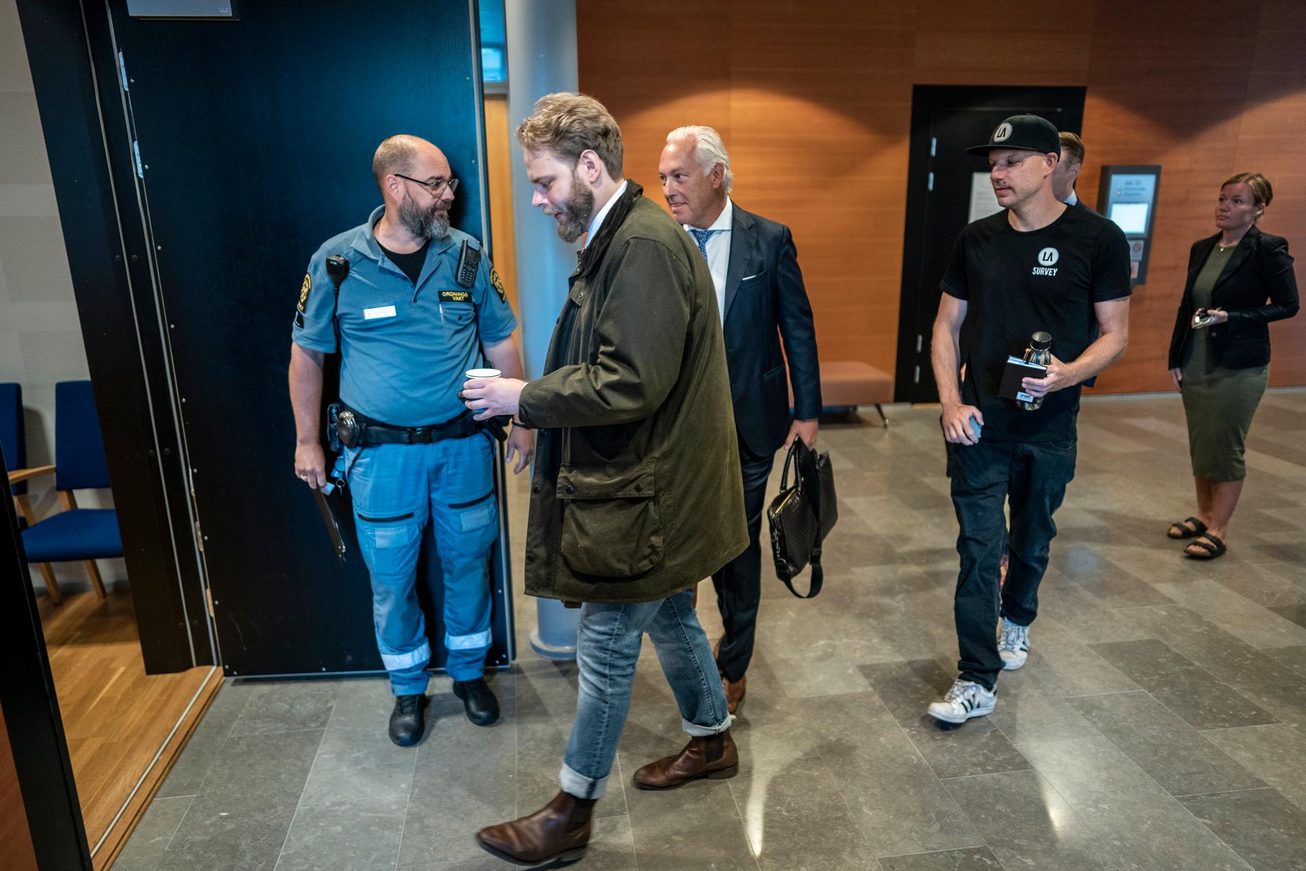 Henrik Evertsson och vrakexperten Linus Andersson anländer till rättegången i Göteborgs tingsrätt.