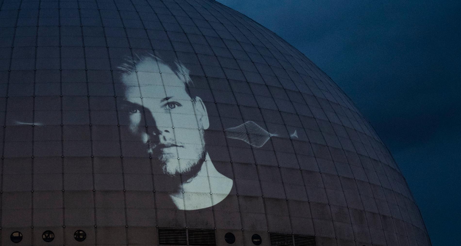 Porträtt av Avicii, Tim Bergling, projicerades på Globen i Stockholm efter det offentliggjorts att arenan byter namn till Avicii Arena den 19 maj 2021.