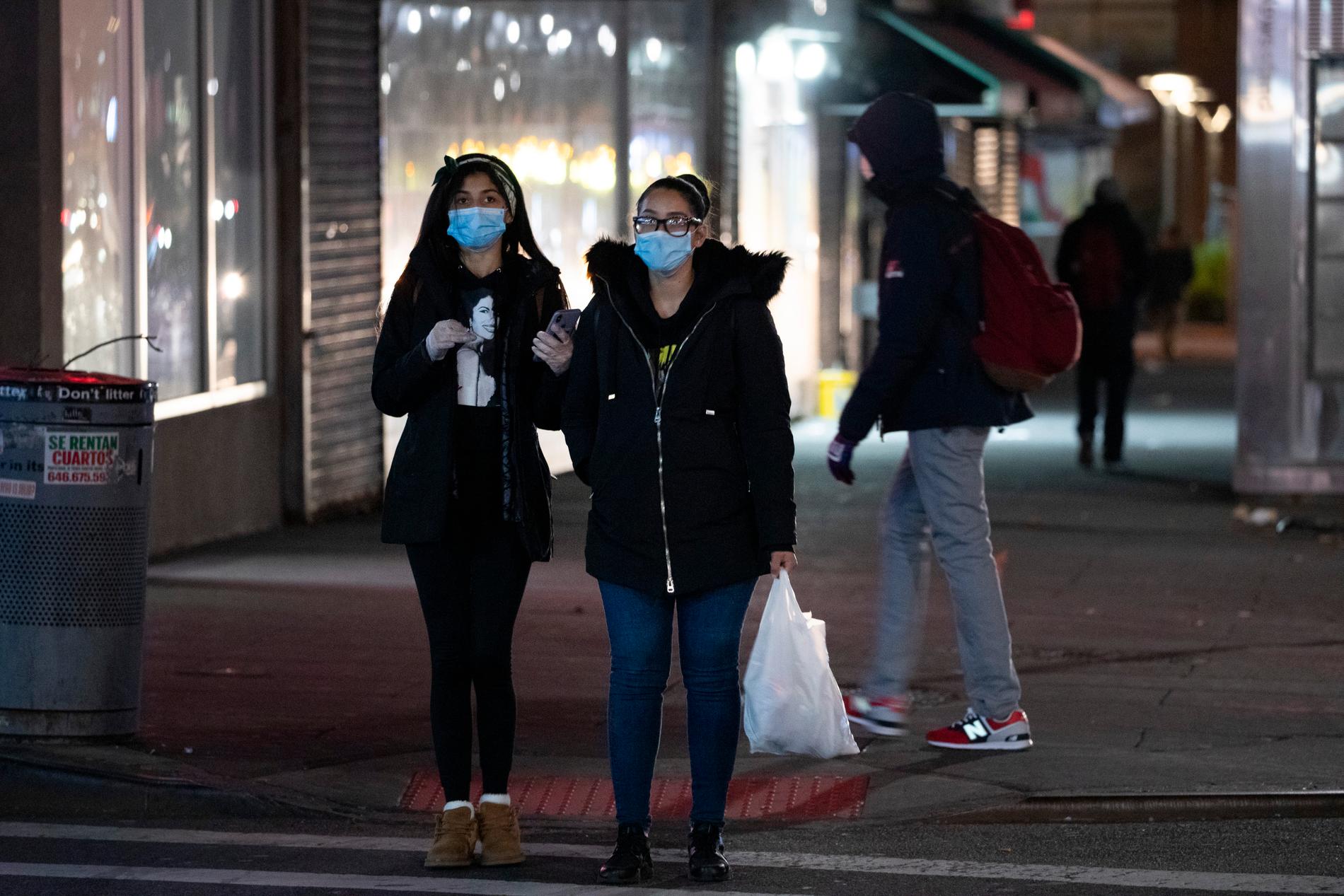 Två kvinnor i Bronx, i New York som drabbats hårt av coronavirusets spridning. Arkivbild.