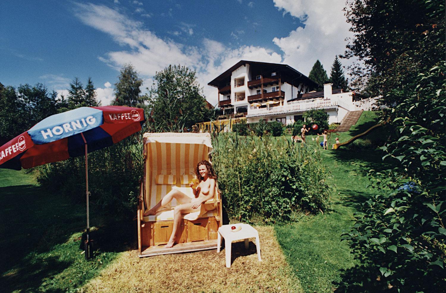 4. HOTEL LANDHAUS LÜHRMANN, RAMSAU AM DACHSTEIN, ÖSTERRIKE Omgivet av lönnträd ligger det avskilda hotellet Luhrman i Ramsau am Dachstein i Österrike. De delar av huset som är speciellt avsedda för nudister är utrustade med bastu, simbassänger, gräsmatta och terrass. Här är det dessutom lätt att lära känna nya människor då hotellet regelbundet anordnar grillkvällar där alla gäster är inbjudna att delta.