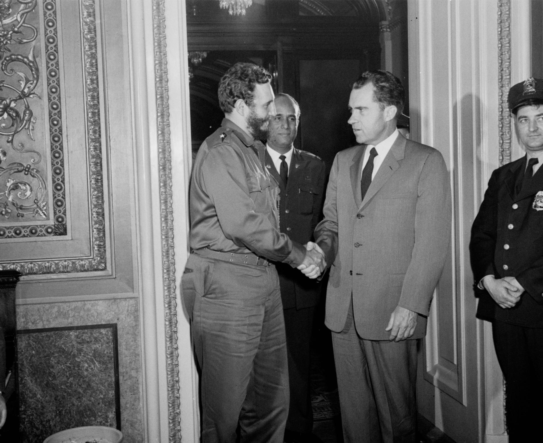 USAs Vice president Richard Nixon skakar hand med Fidel Castro efter ett privat möte på Nixons kontor i Washington 1959.
