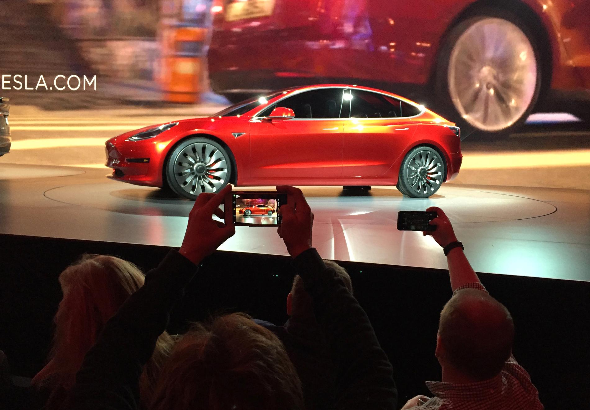 Tesla Model 3 ska få fart på elbilsförsäljningen.