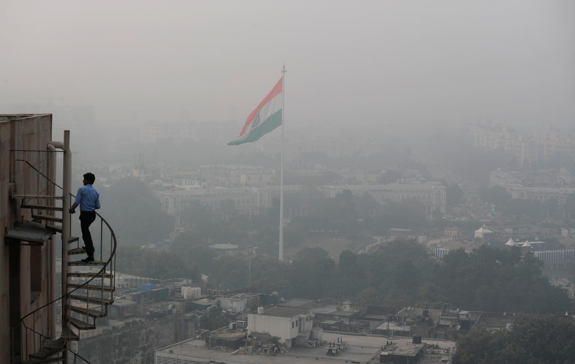 Indiens huvudstad Delhi insvept i en tjock smogdimma. Bild från den 1 november.