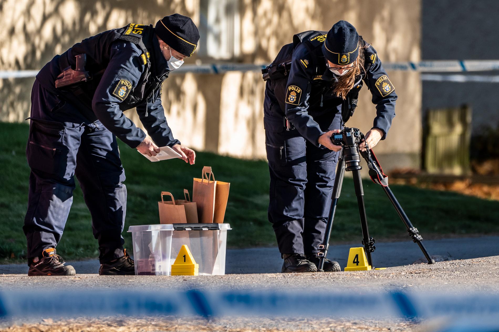 Polisens kriminaltekniker efter en skjutning i Jordbro.