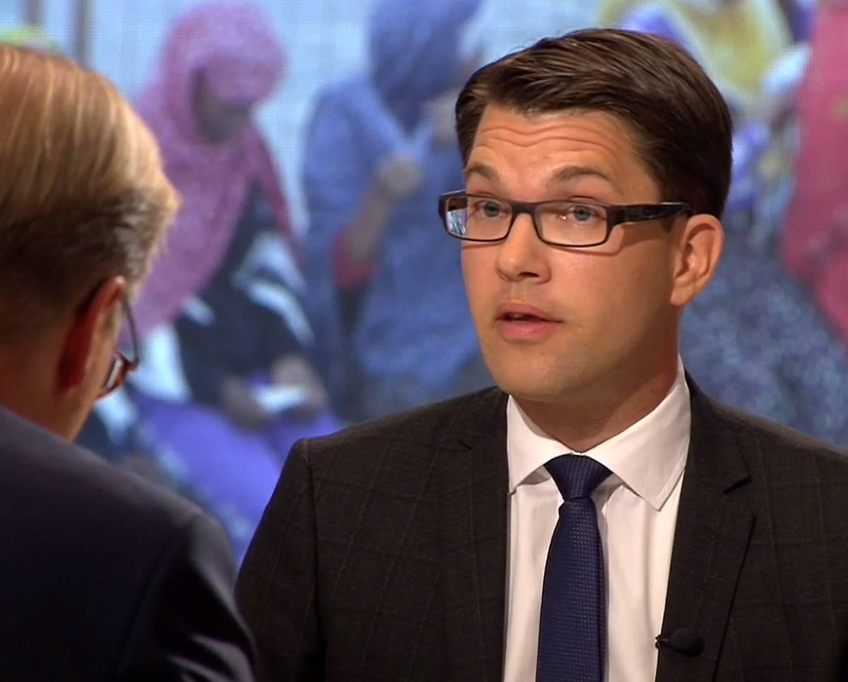 ”Att rikta frågor till riksdagens enda främlingsfientliga parti borde inte vara så svårt”, skriver Jan Guillou om utfrågningen av Jimmie Åkesson och menar att SVT visat sig sämst på valbevakning.