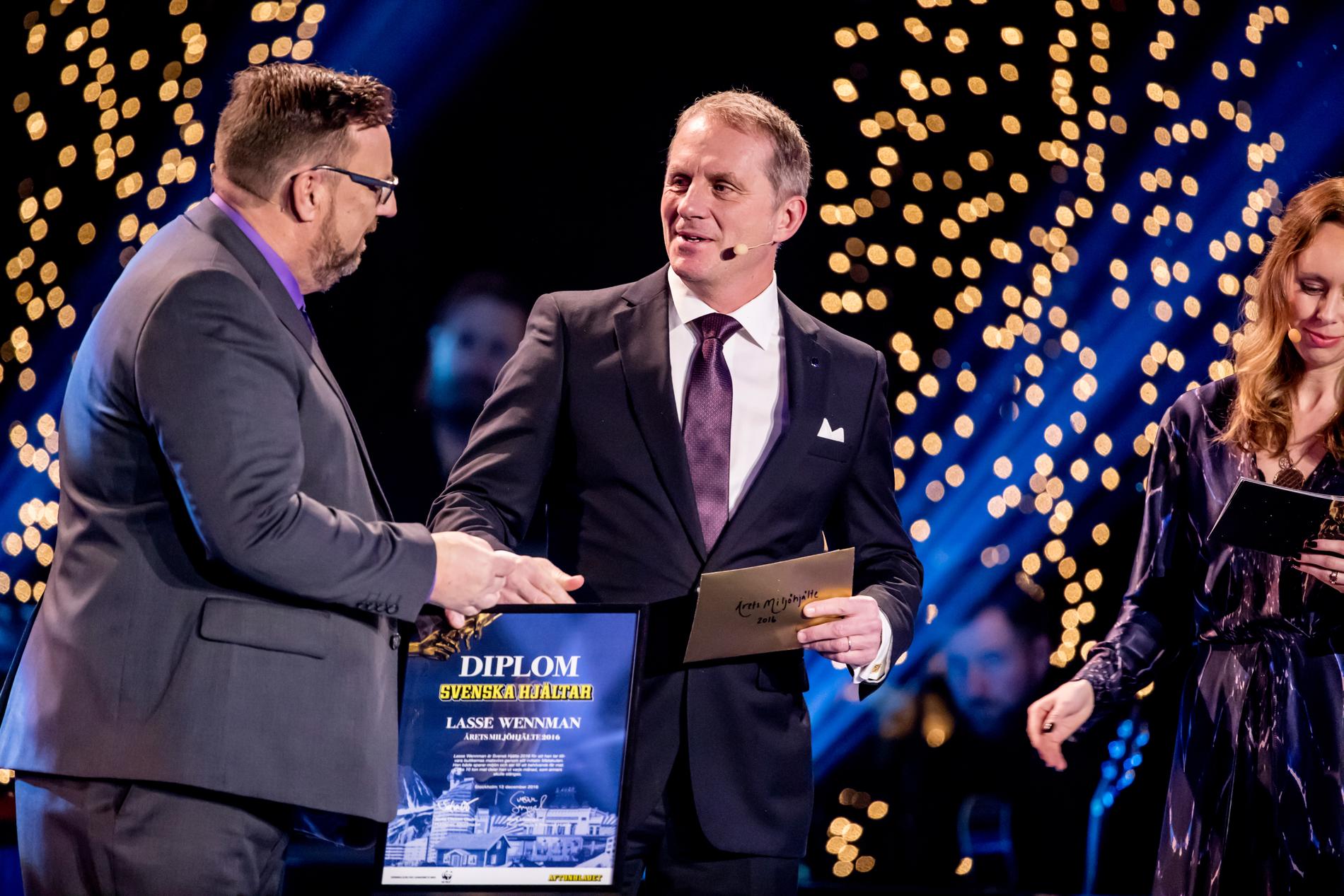 WWF:s generalsekreterare Håkan Wirtén delade ut priset till Årets Miljöhjälte Lasse Wennman.