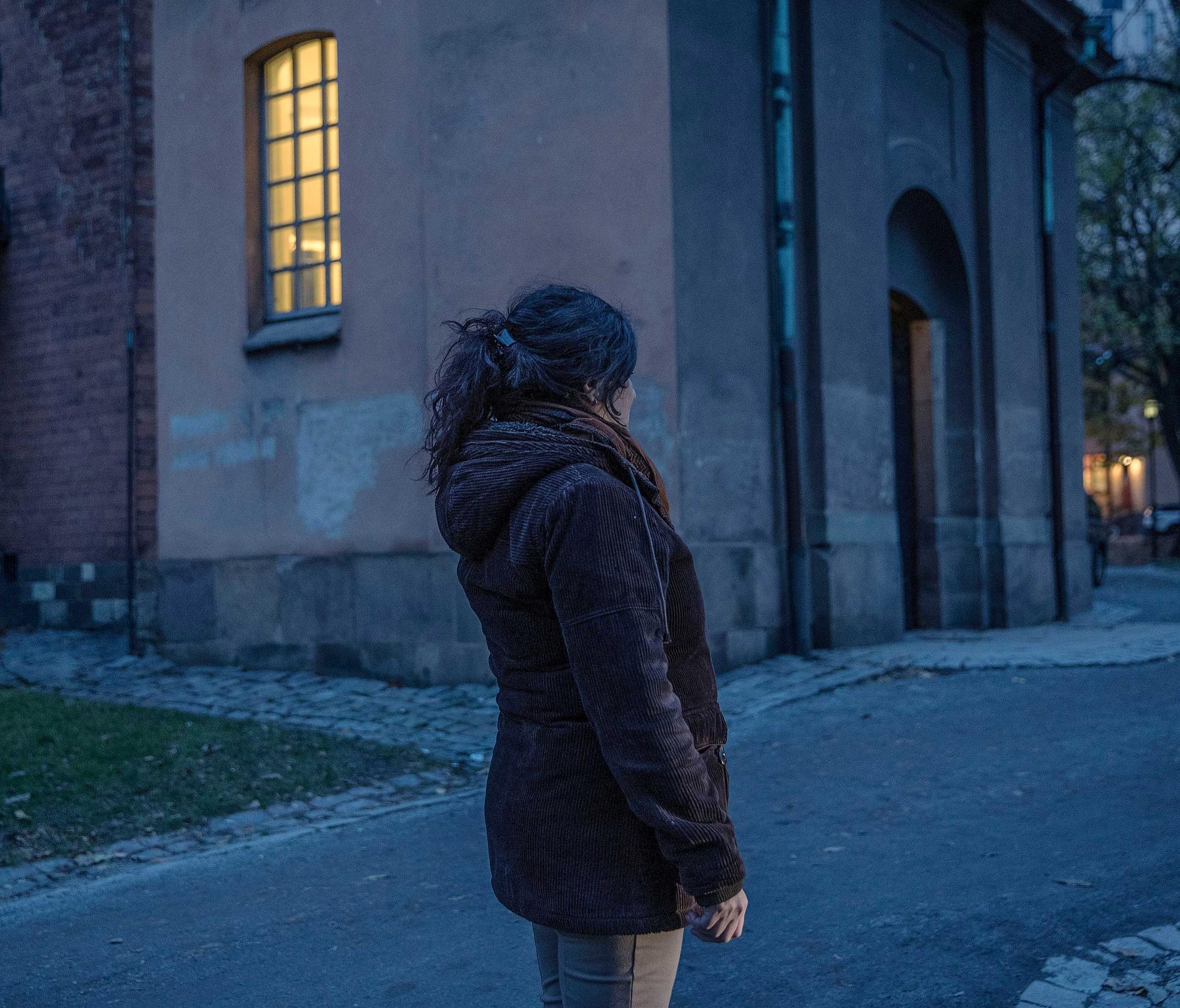Nadia, 53, berättar liksom många andra flyktingar om hur svårt det är att hantera sorgen. I exil är man ensam och får sörja i ensamhet. I Sverige har känslor rationaliserats och sorgen flyttats från det offentliga till det privata.