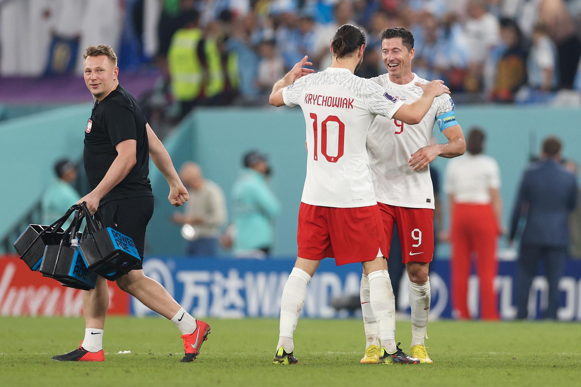 Robert Lewandowski jublar efter att Polen blivit klart för åttondelsfinal i fotbolls-VM 2022. Där väntar Frankrike.