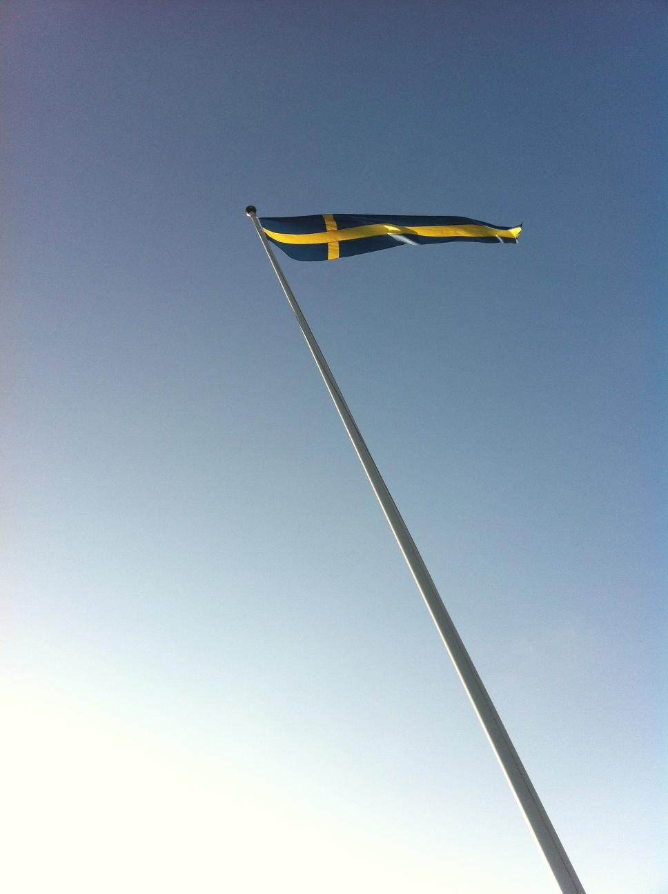 Klarblå himmel över Karlskrona skärgård med en lätt vind.