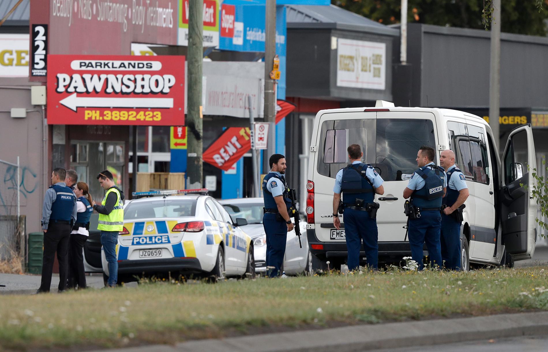 Polis utanför Linwood-moskén Christchurch i Nya Zeeland.