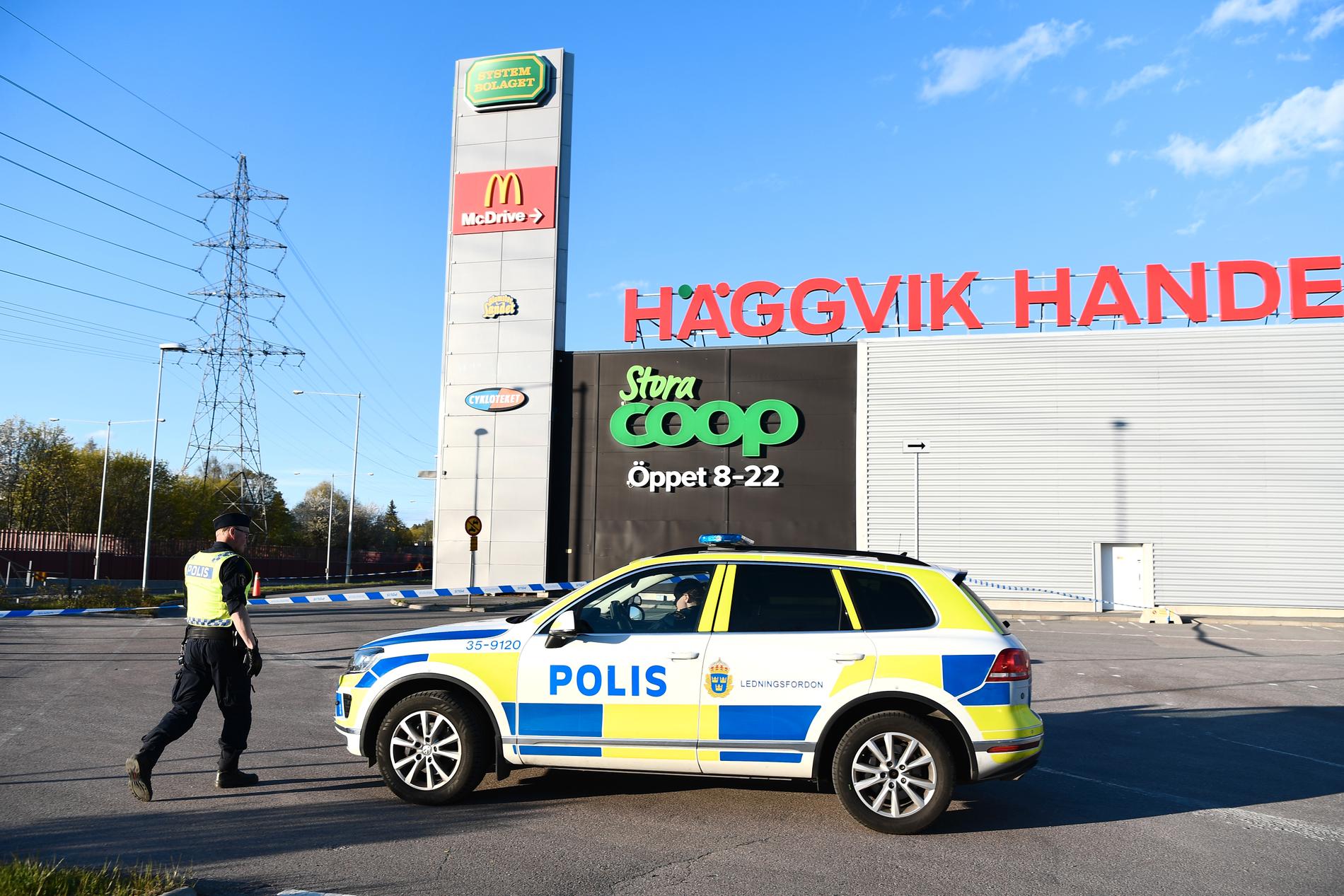 Polisen på plats vid Coop i Häggvik. 