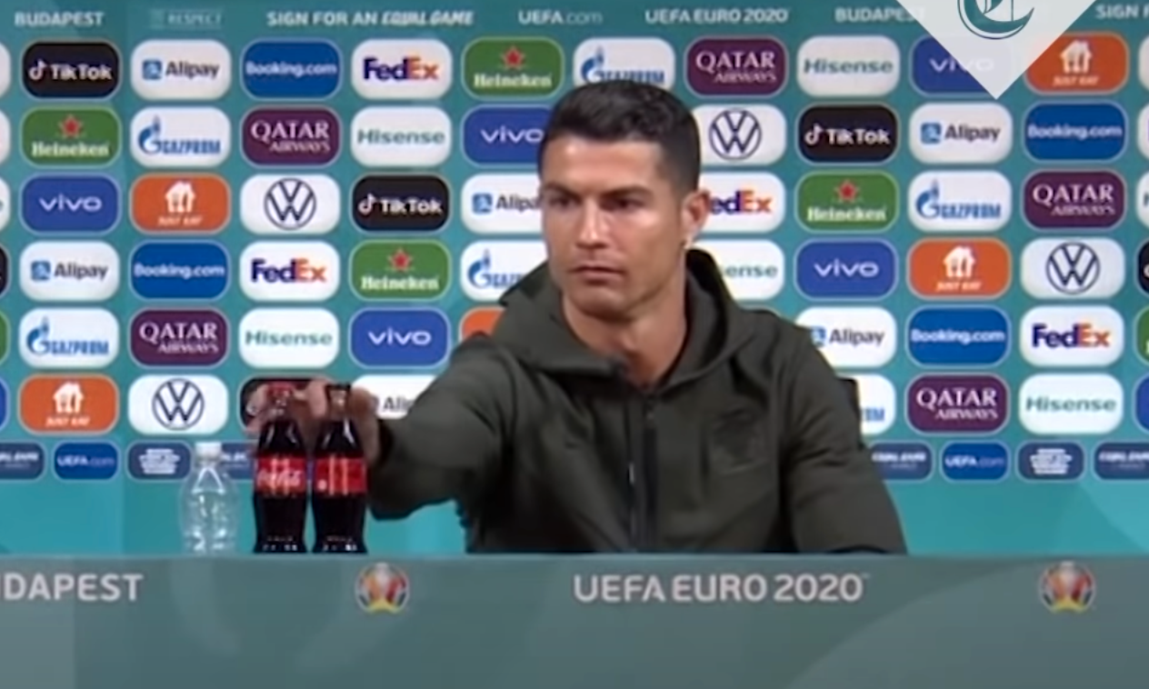Cristiano Ronaldo flyttade på läskflaskorna och upp sa ”drick vatten”, det fick Coca Colas aktie att dyka.