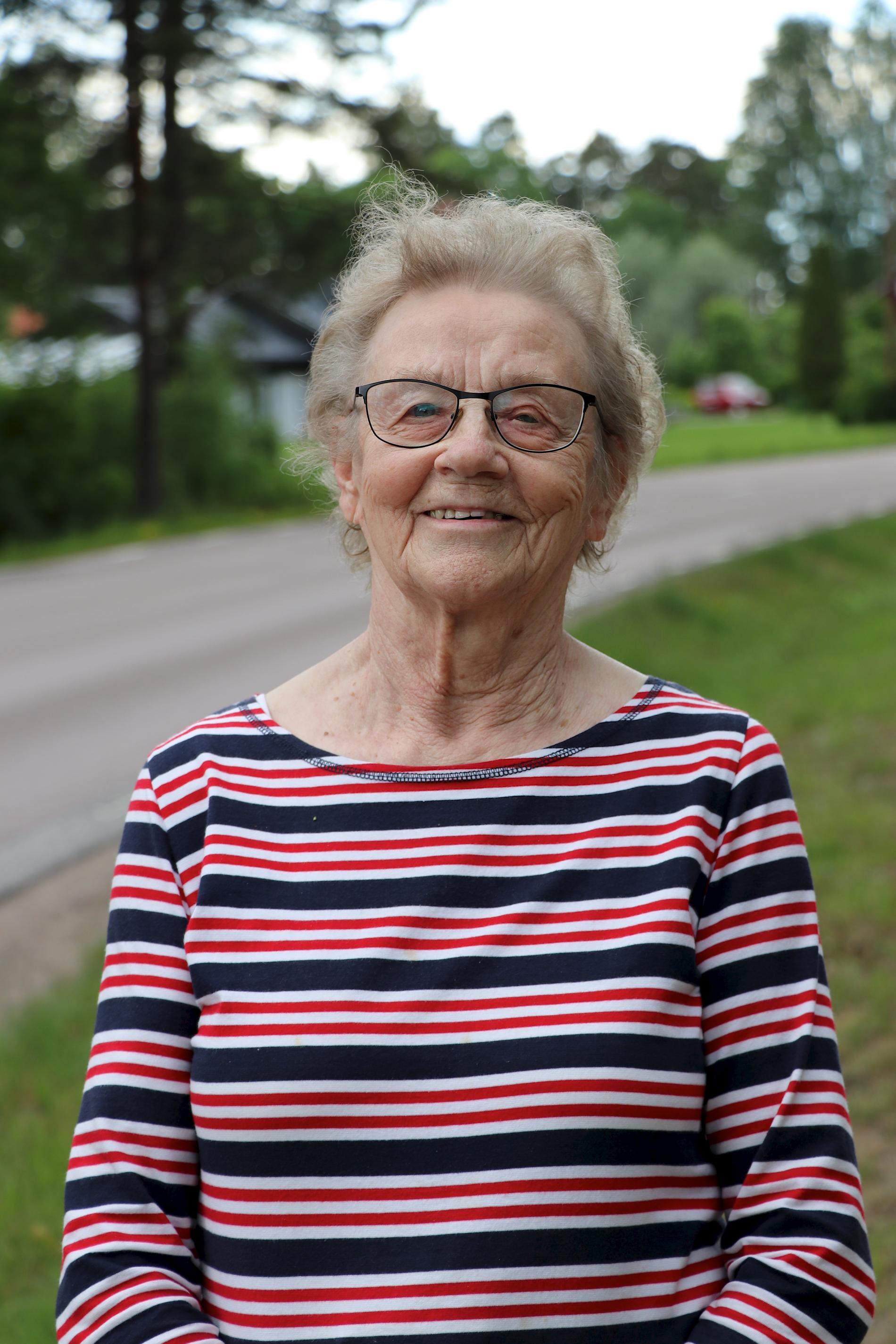 Stina Ruhdin åkte mil runt till samhälle efter samhälle för att värva medlemmar till Bergsängs byalag – allt för att rädda orten från avfolkning. – Här ställer grannarna upp. Det finns ingen generationsklyfta på något vis, utan vi kör rakt över alla generationer, säger hon.