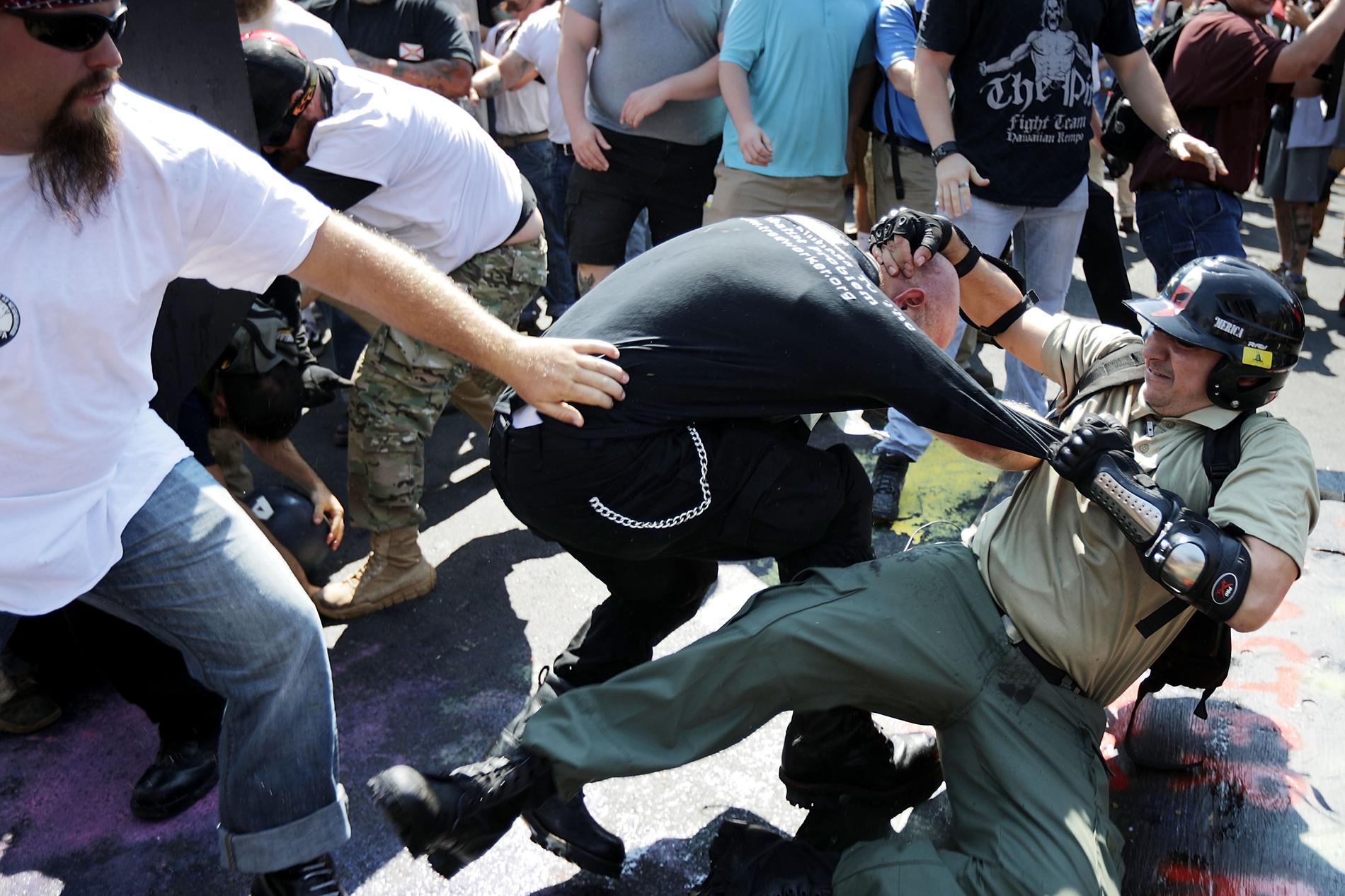  Sammandrabbningar mellan högerextremister och motdemonstranter i Charlottesville, Virginia.