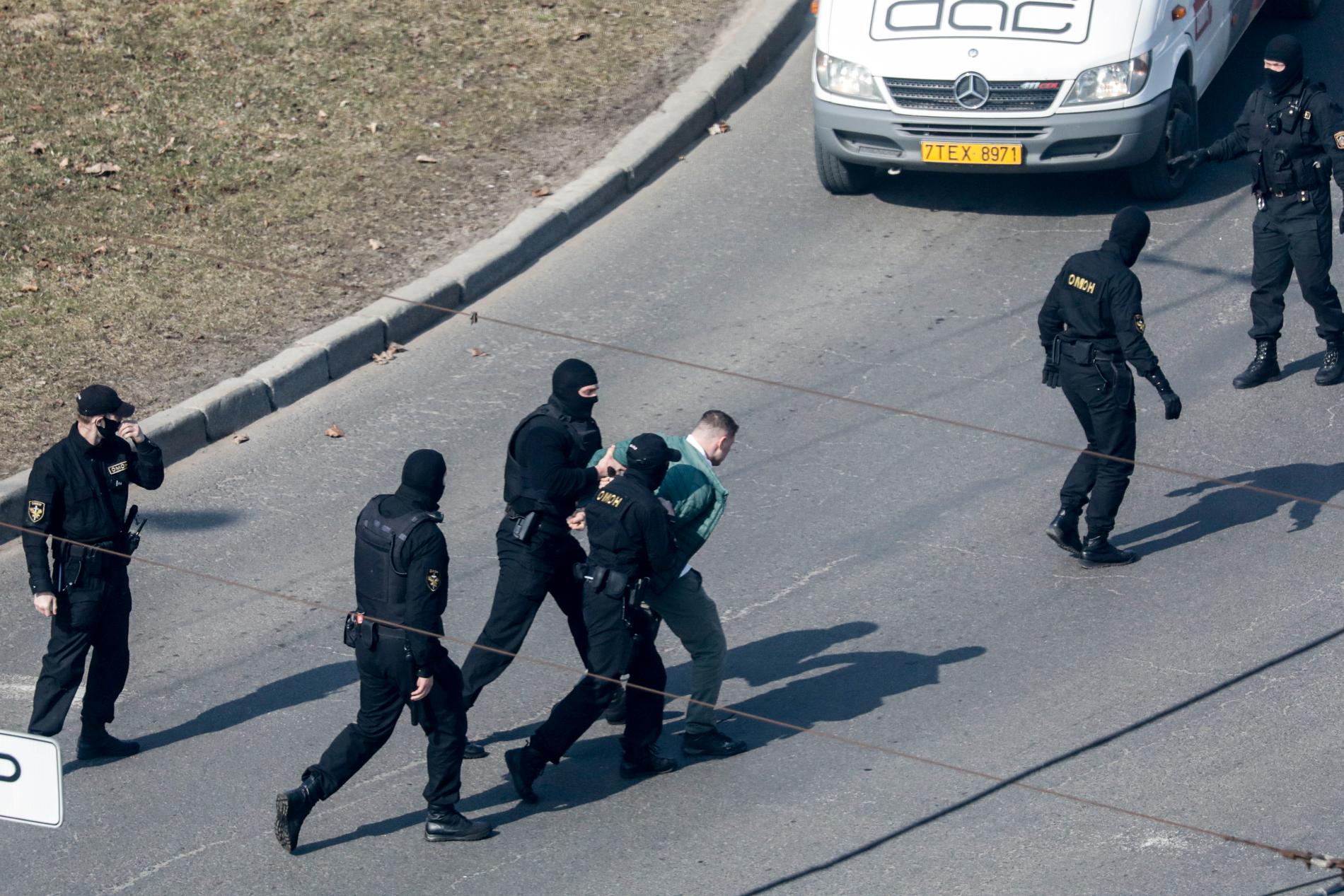 Poliser från den ökända kravallstyrkan Omon för bort en man vid en demonstration i Minsk i mars i år. Arkivbild.