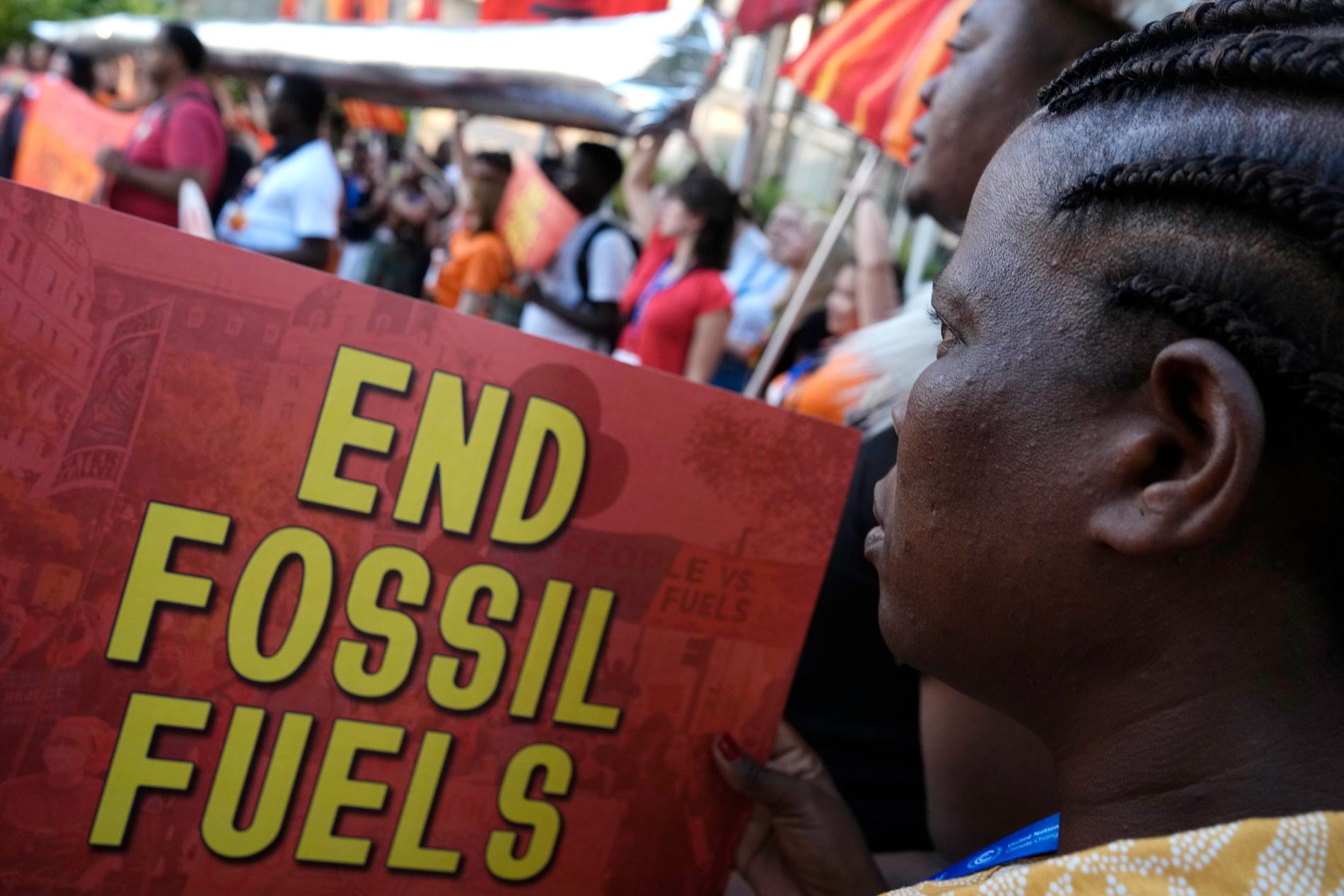 Klimataktivister protesterar under klimattoppmötet COP28 i Dubai.