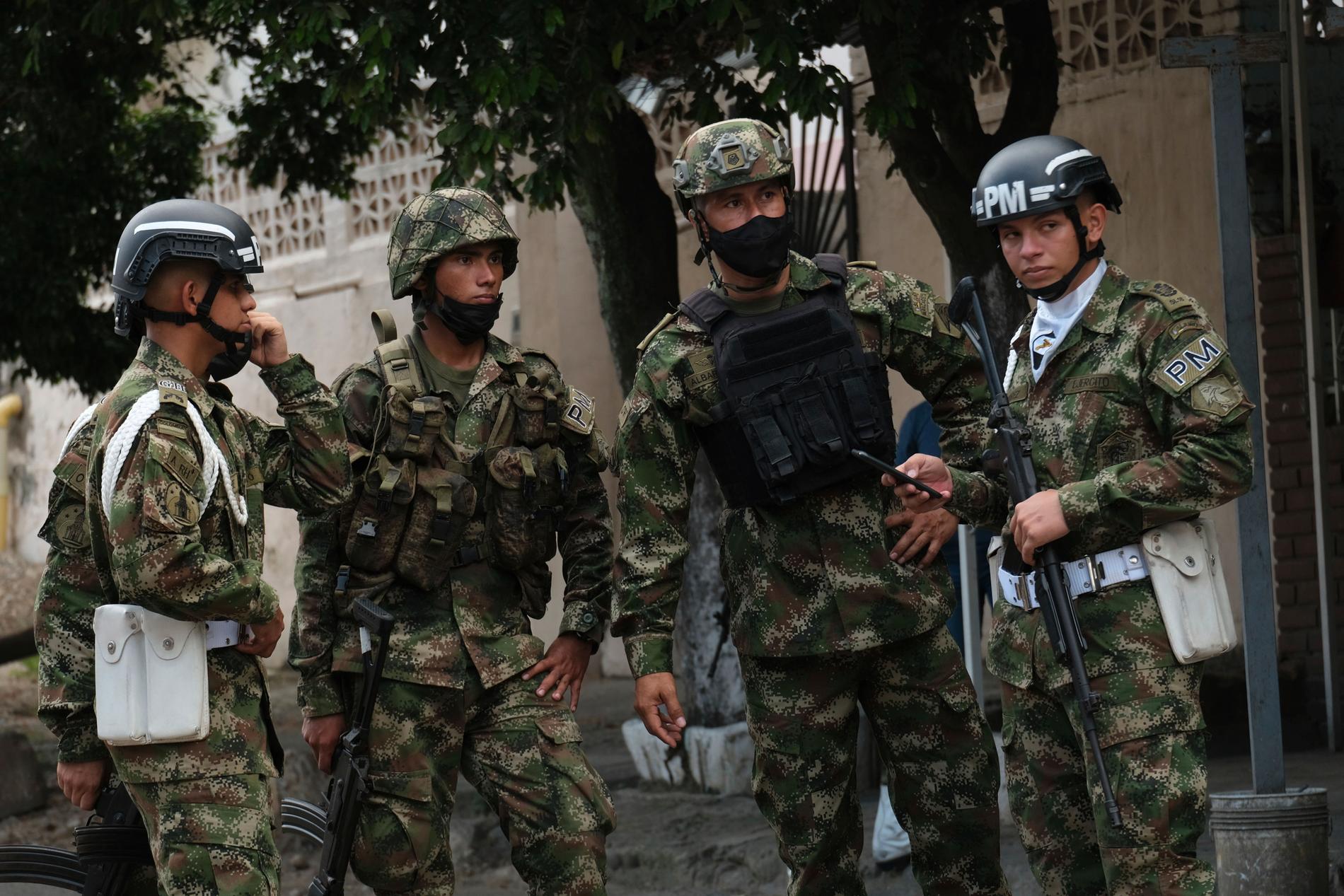 Colombiansk militär bevakar en gata tidigare i år.